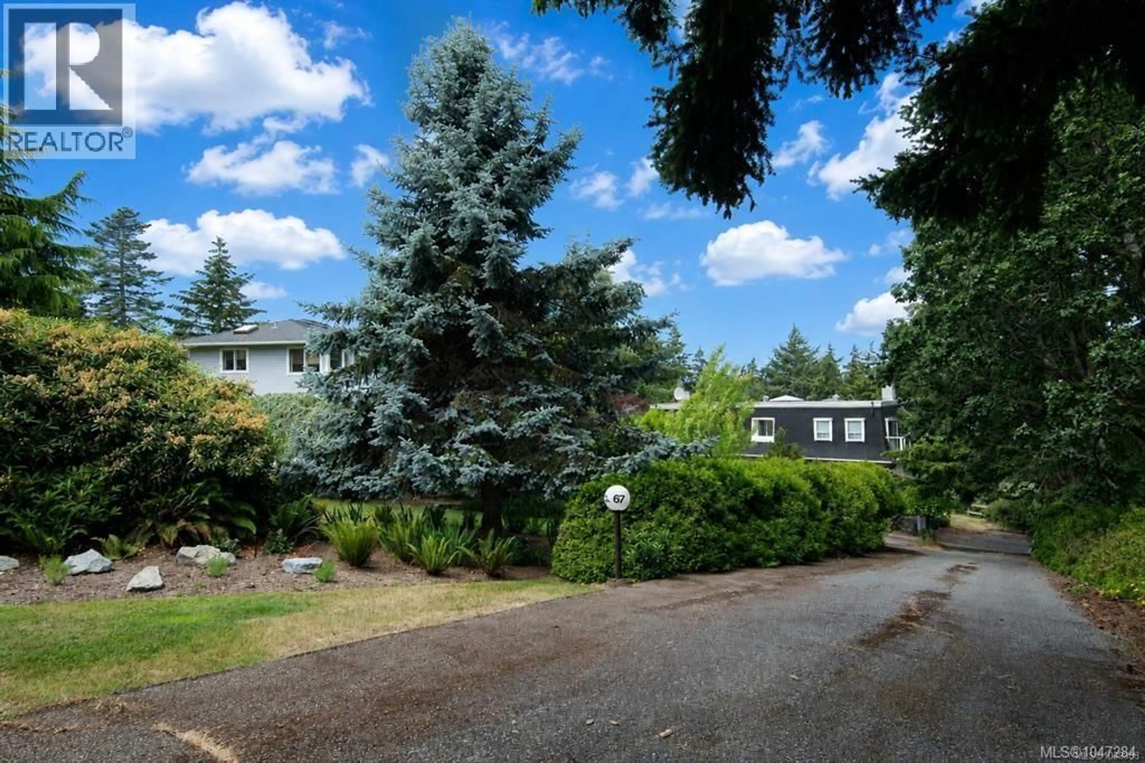 A pic from outside/outdoor area/front of a property/back of a property/a pic from drone, unknown for 3967 JUAN DE FUCA TERRACE, Saanich British Columbia V8N5W9