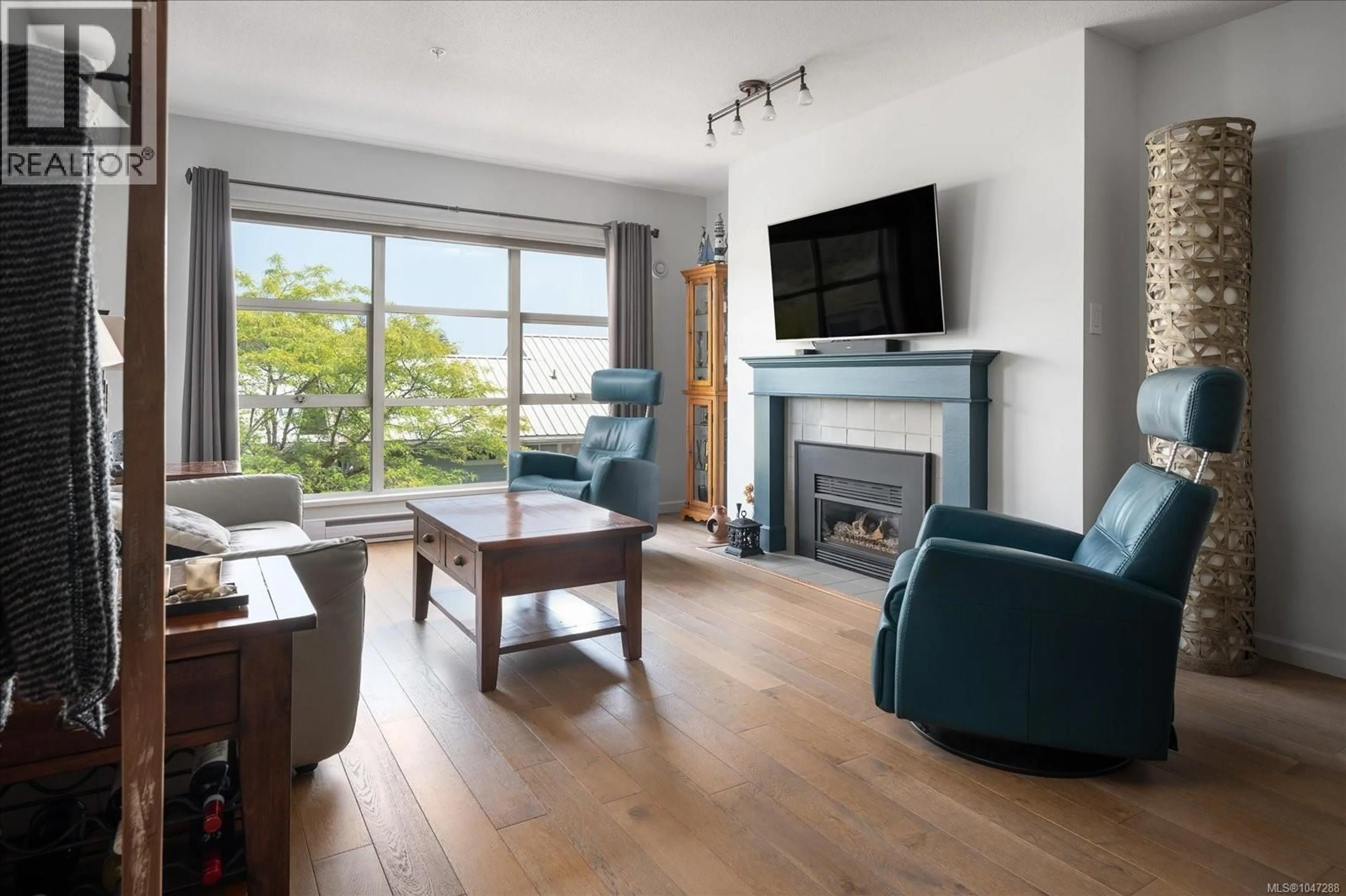 Living room with furniture, wood/laminate floor for 504 - 500 STEWART AVENUE, Nanaimo British Columbia V9T5T5