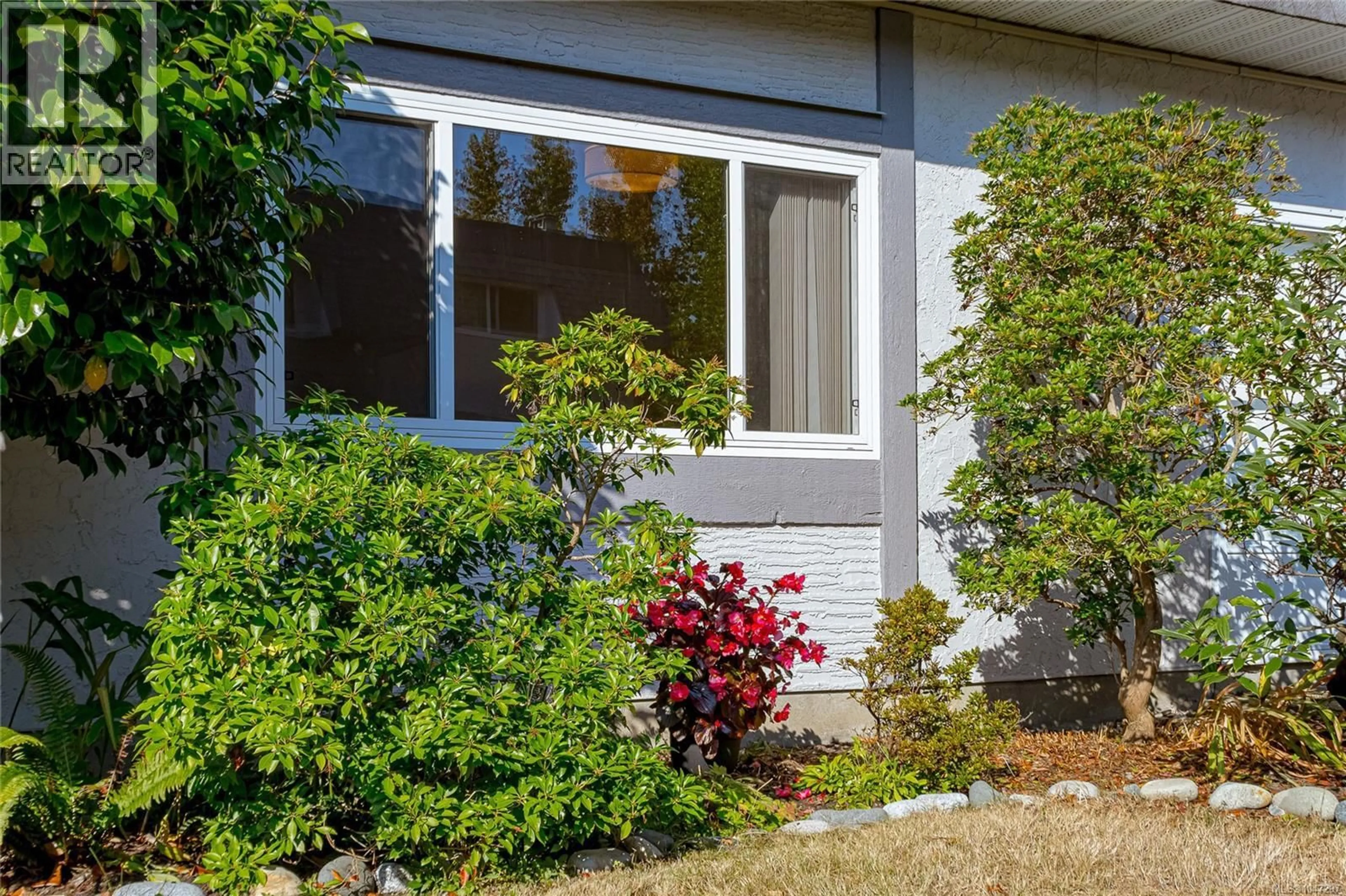 Home with vinyl exterior material, street for 946 MARKET STREET, Victoria British Columbia V8T2E9