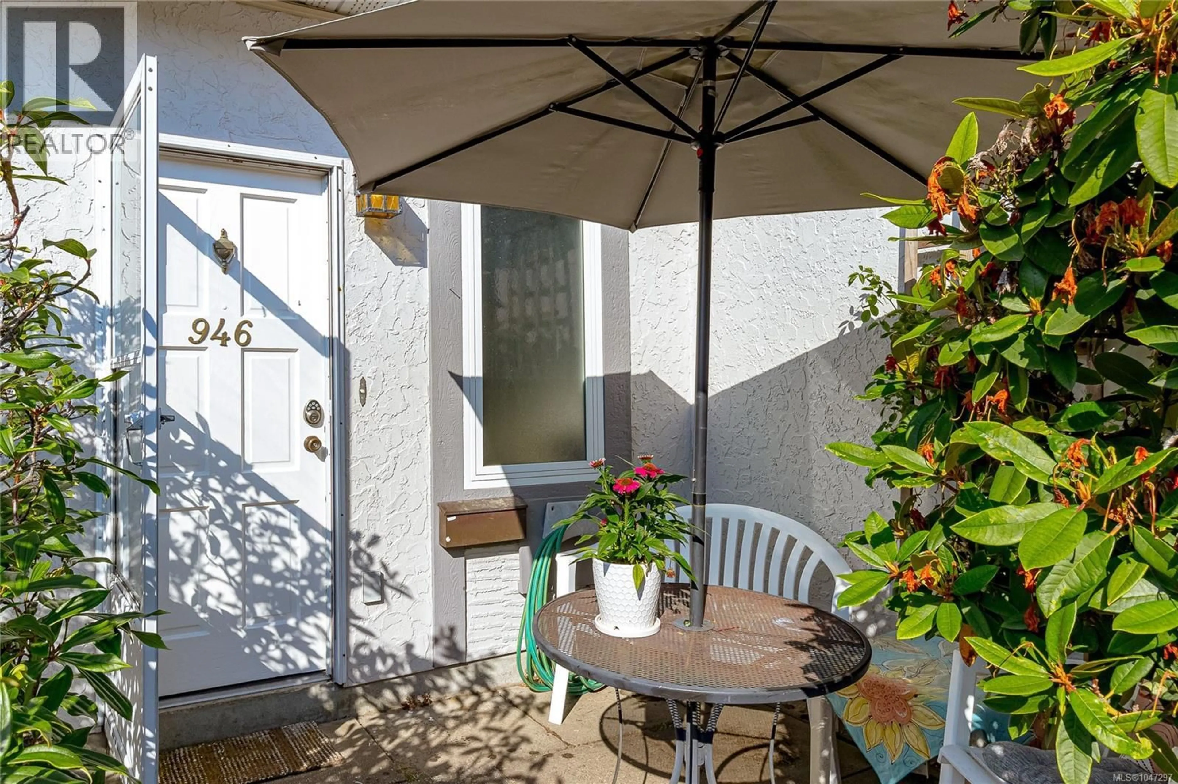 Patio, street for 946 MARKET STREET, Victoria British Columbia V8T2E9