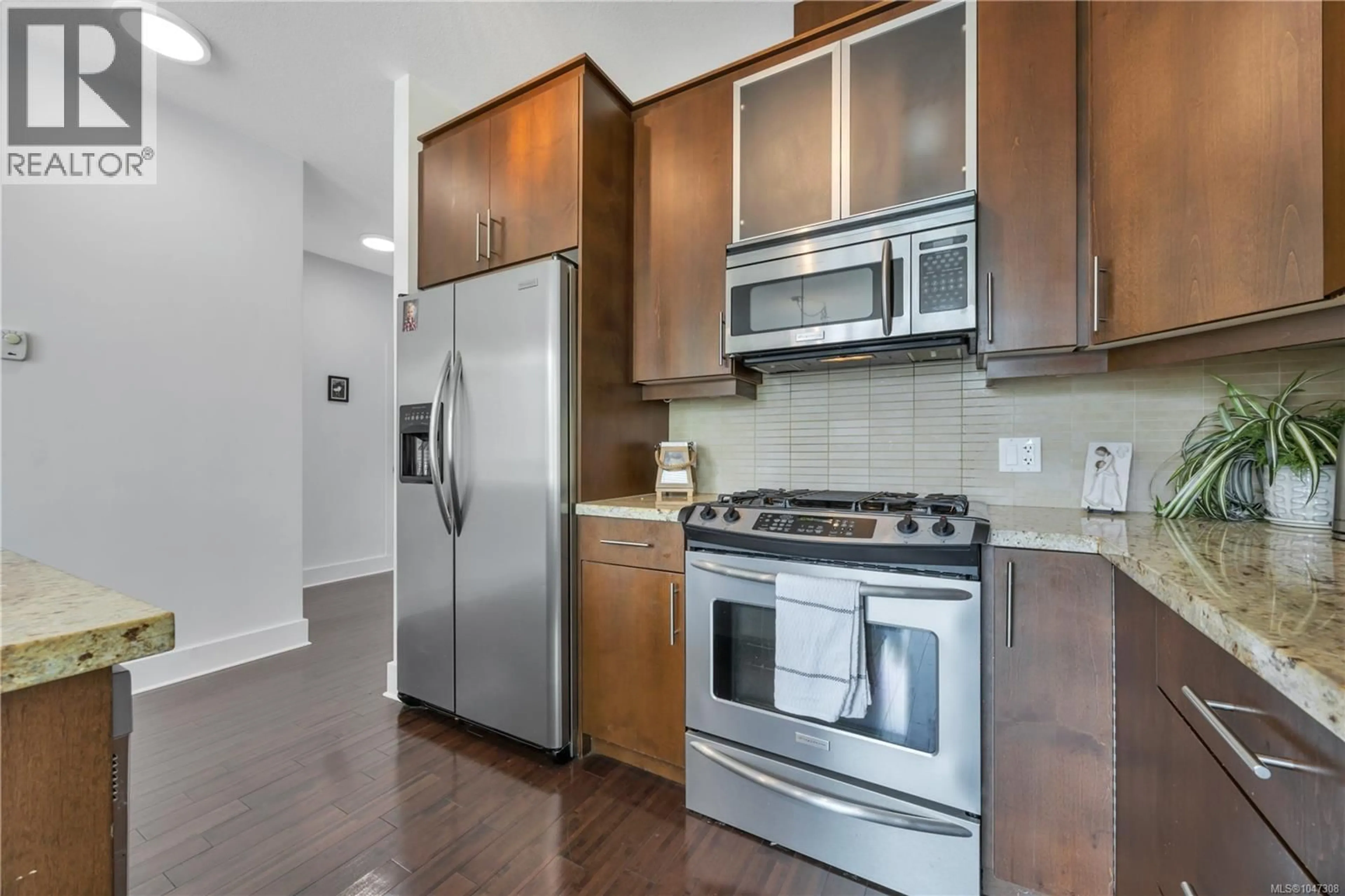 Standard kitchen, ceramic/tile floor for 103 - 194 BEACHSIDE DRIVE, Parksville British Columbia V9P0B1
