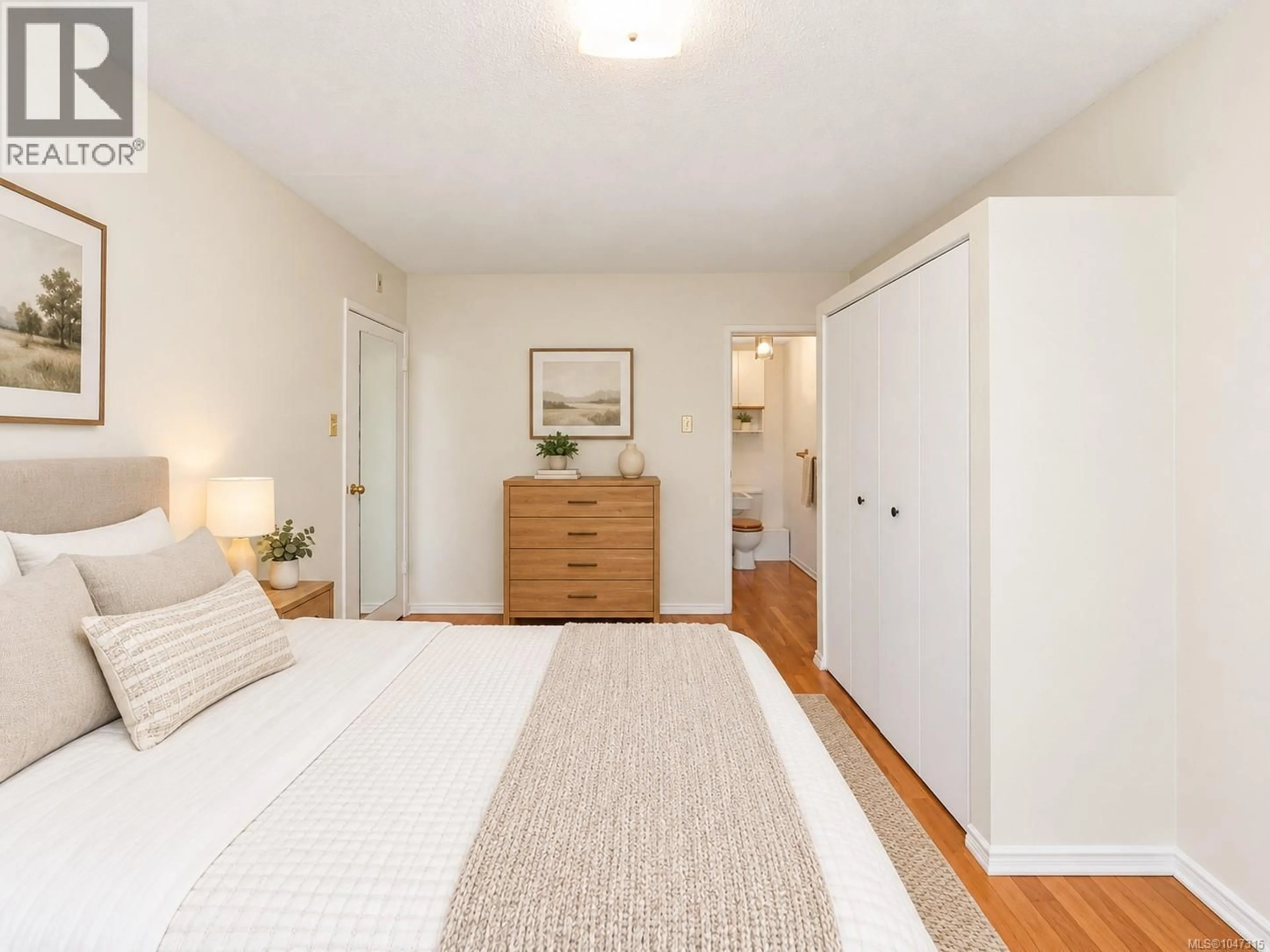 Bedroom with bed, wood/laminate floor for 102 - 1400 NEWPORT AVENUE, Oak Bay British Columbia V8S5E9