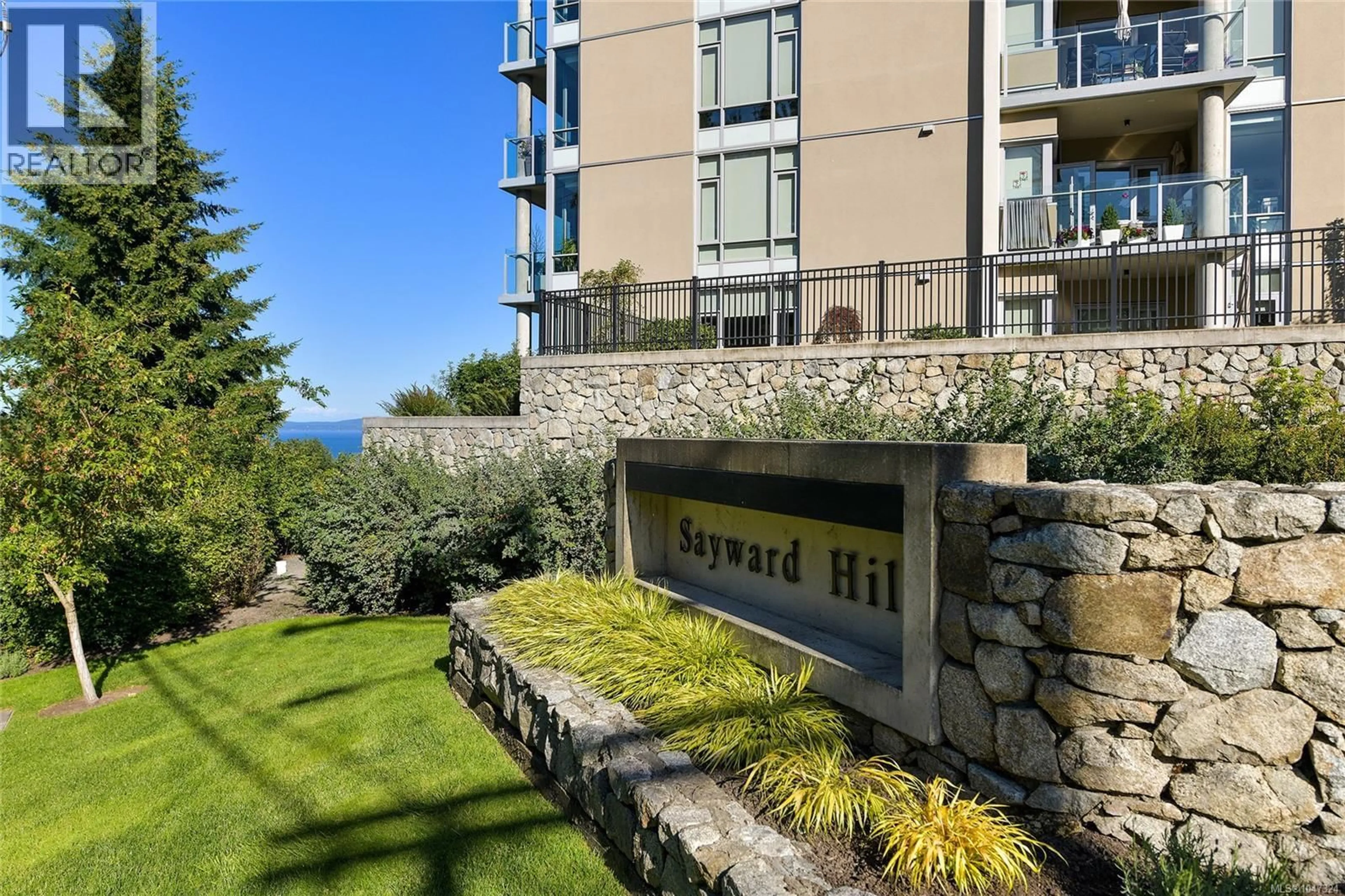 Patio, water/lake/river/ocean view for 406 - 5388 HILL RISE TERRACE, Saanich British Columbia V8Y3K2