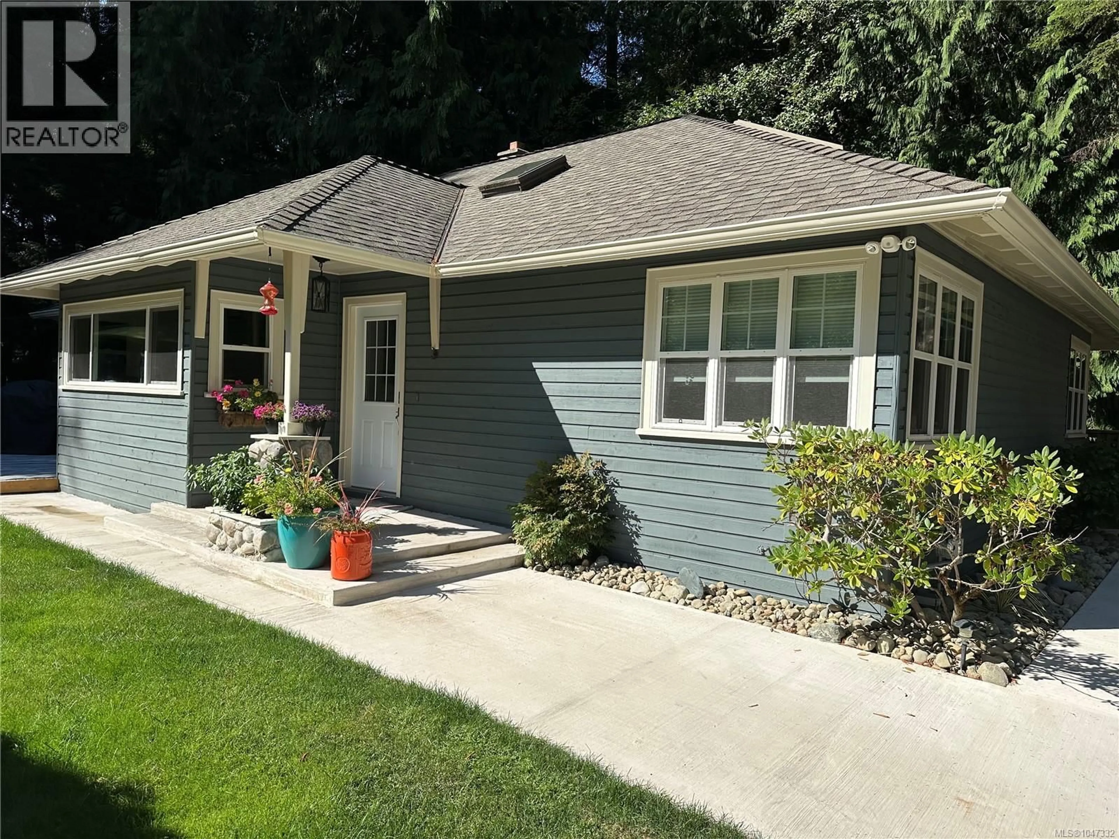 Home with vinyl exterior material, street for 324 CHESTER ROAD, Qualicum Beach British Columbia V9K1B9