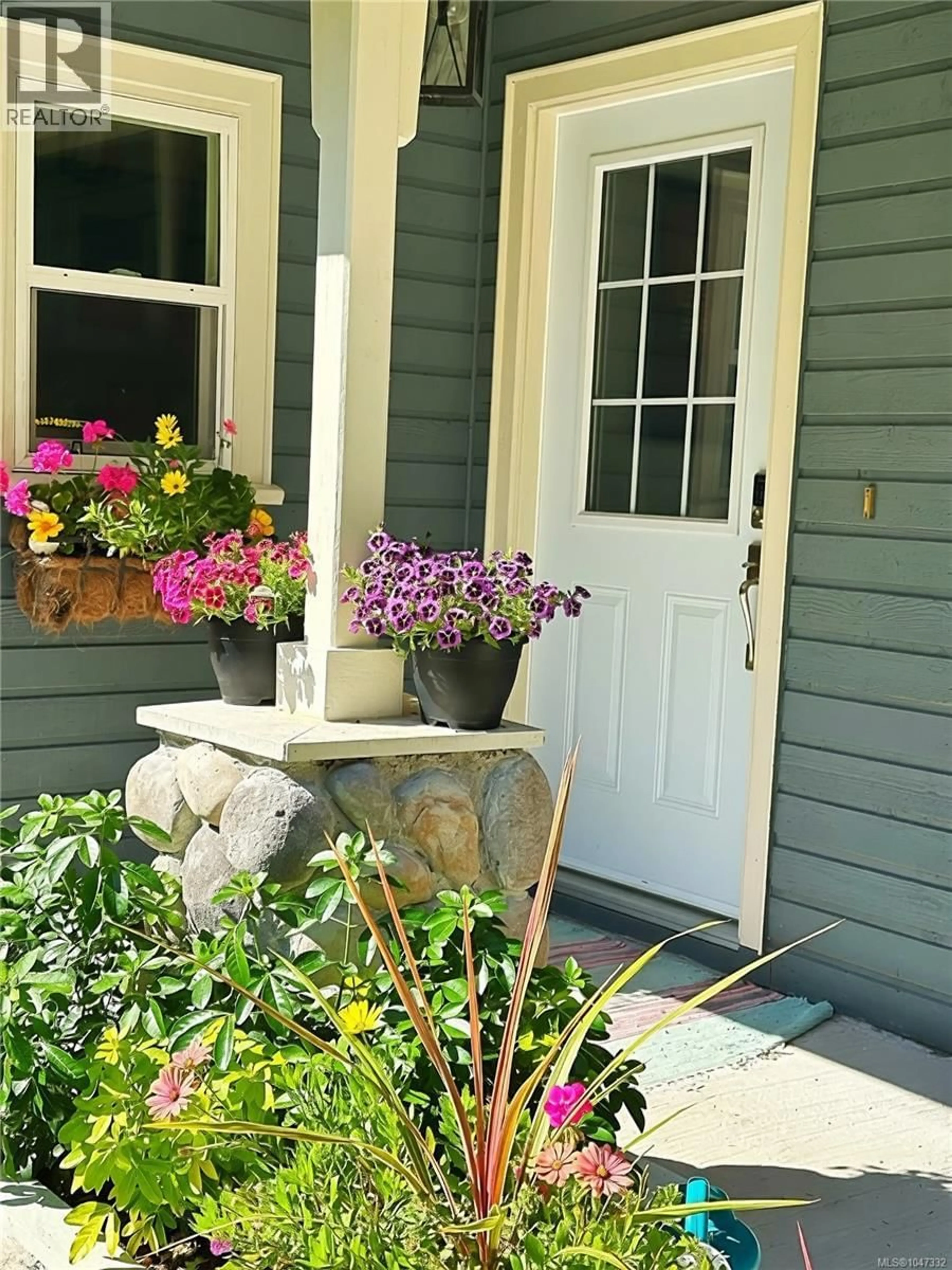 Indoor entryway for 324 CHESTER ROAD, Qualicum Beach British Columbia V9K1B9