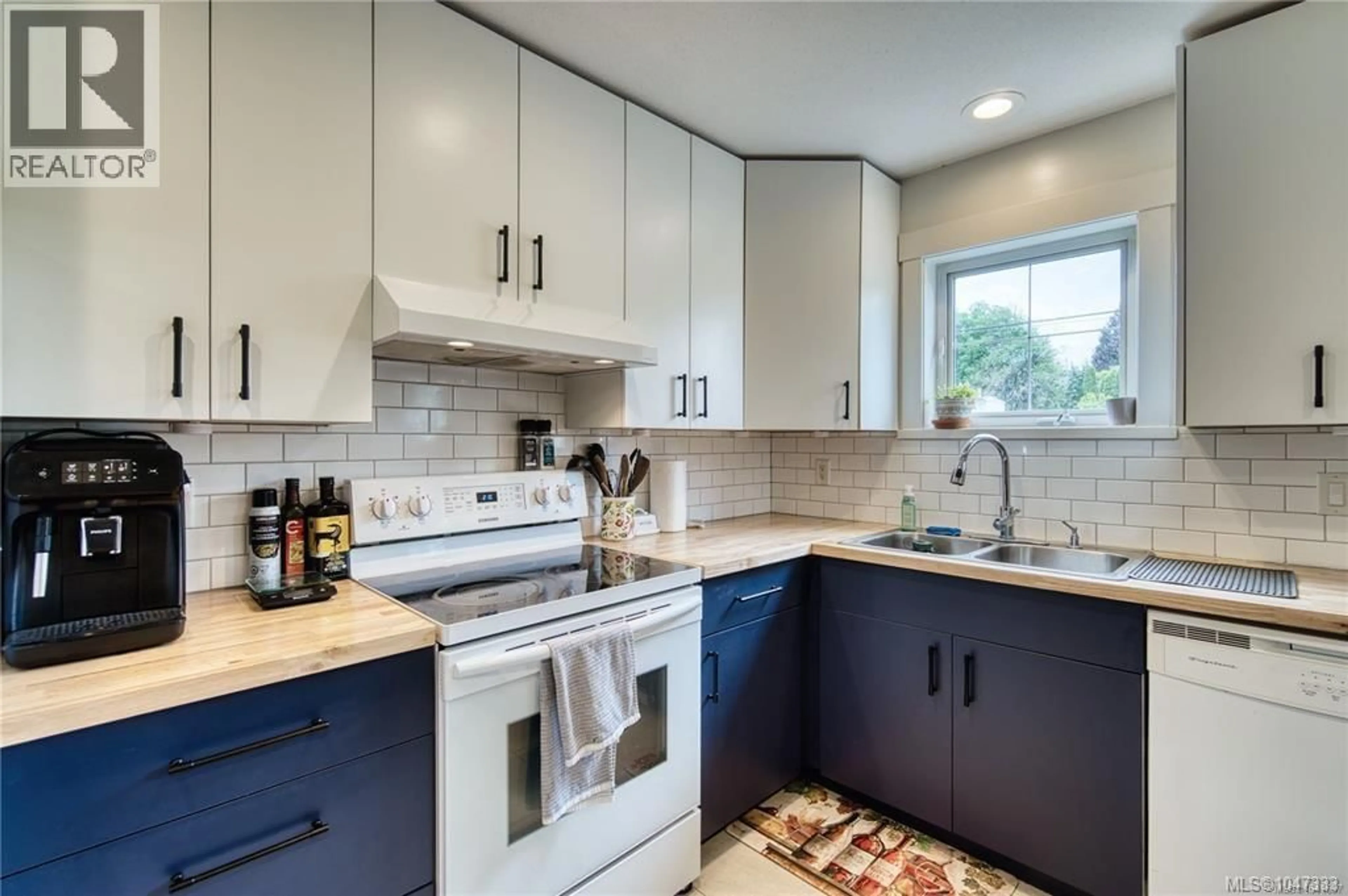 Open concept kitchen, ceramic/tile floor for 202 - 211 VICTORIA ROAD, Nanaimo British Columbia V9R4P7