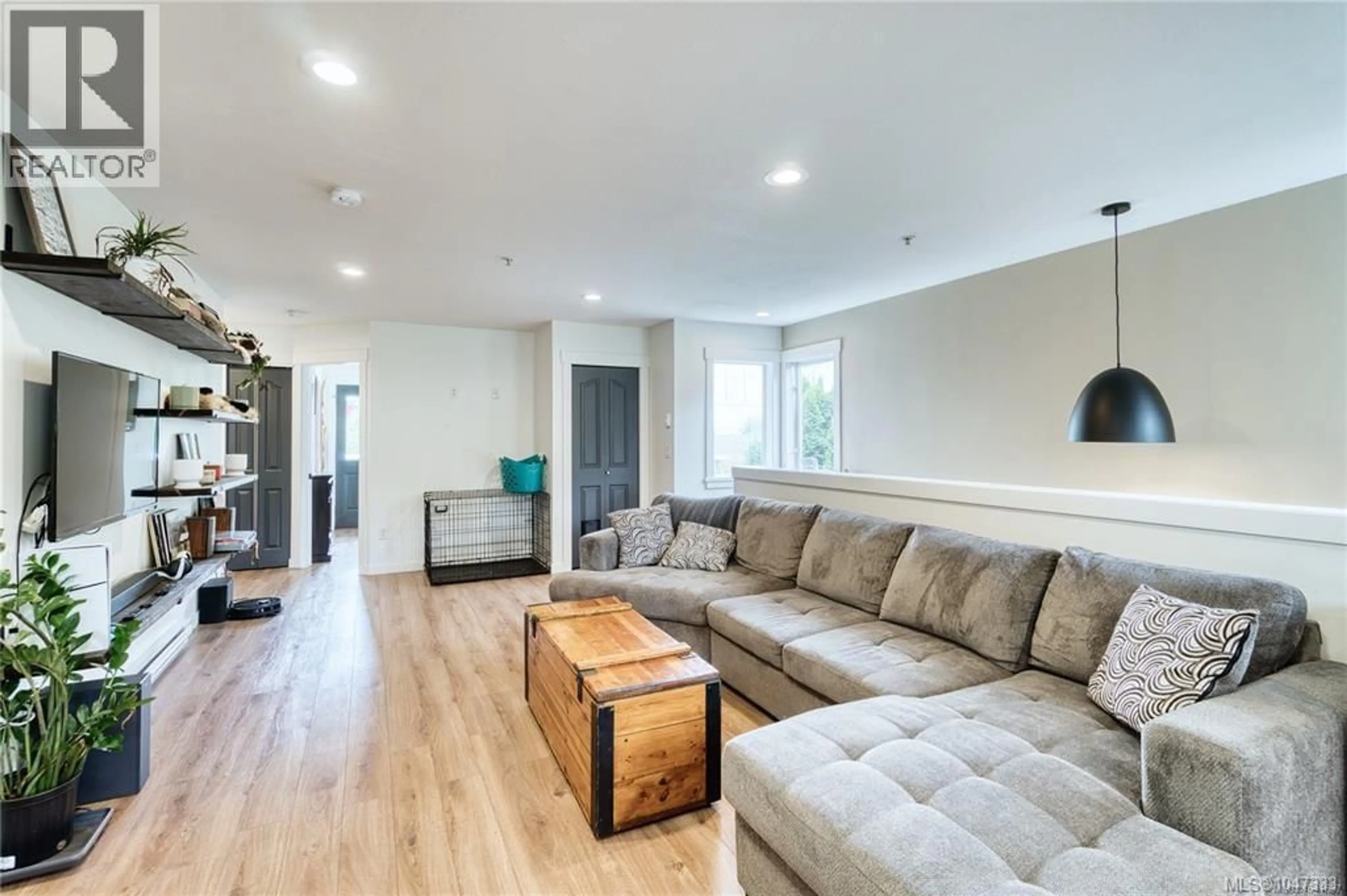 Living room with furniture, wood/laminate floor for 202 - 211 VICTORIA ROAD, Nanaimo British Columbia V9R4P7