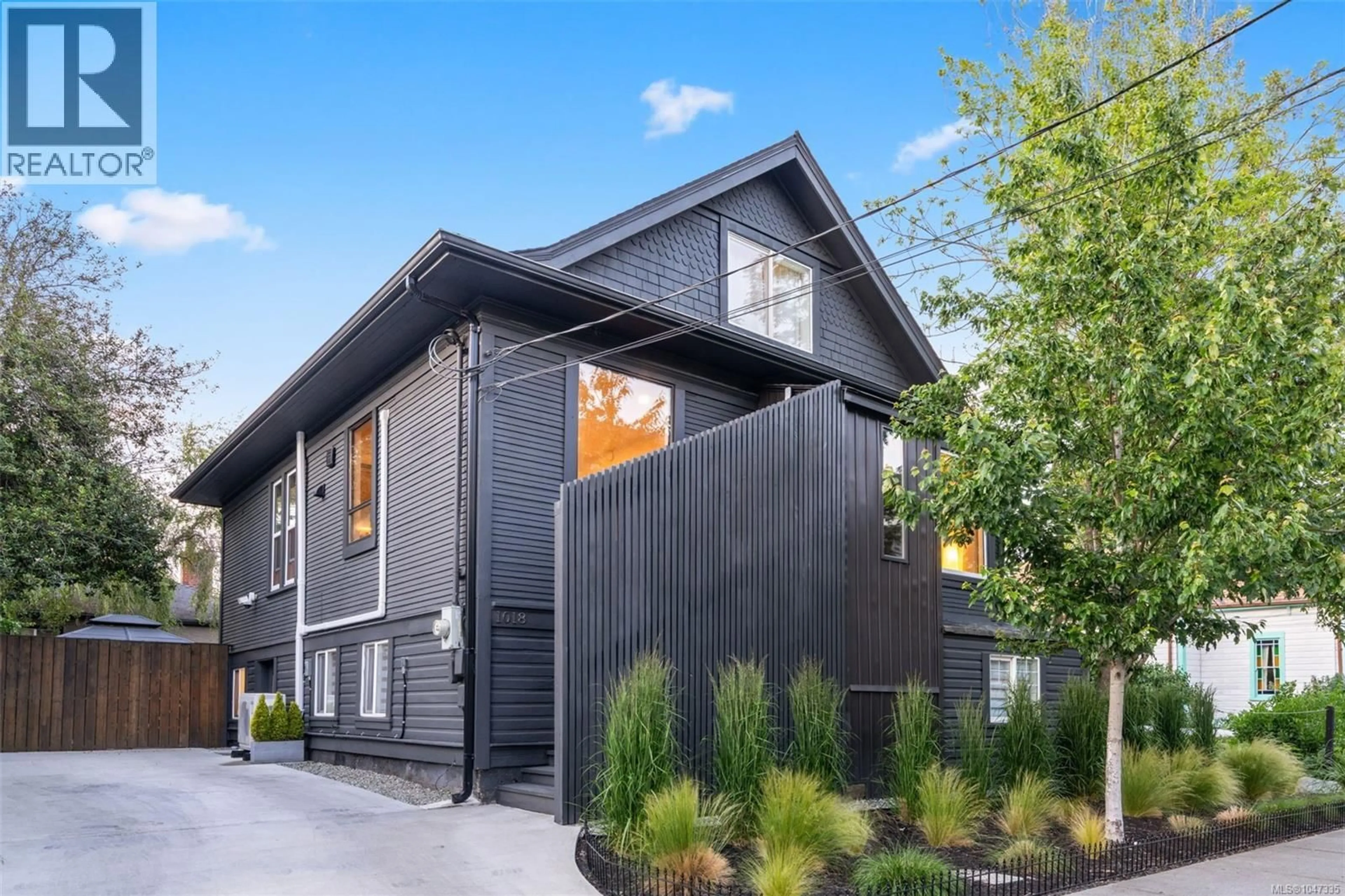 Home with vinyl exterior material, street for 1018 MASON STREET, Victoria British Columbia V8T1A3