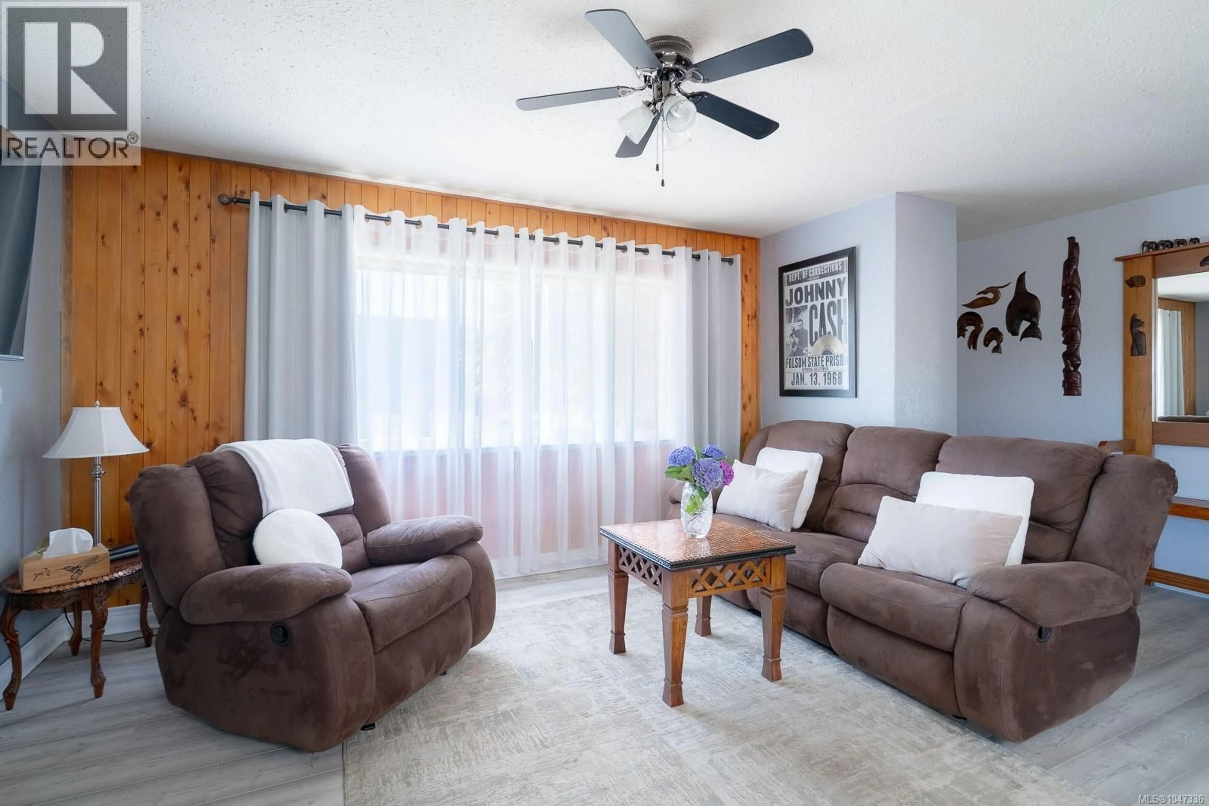 Living room with furniture, wood/laminate floor for 540 DEERING STREET, Nanaimo British Columbia V9R1C1