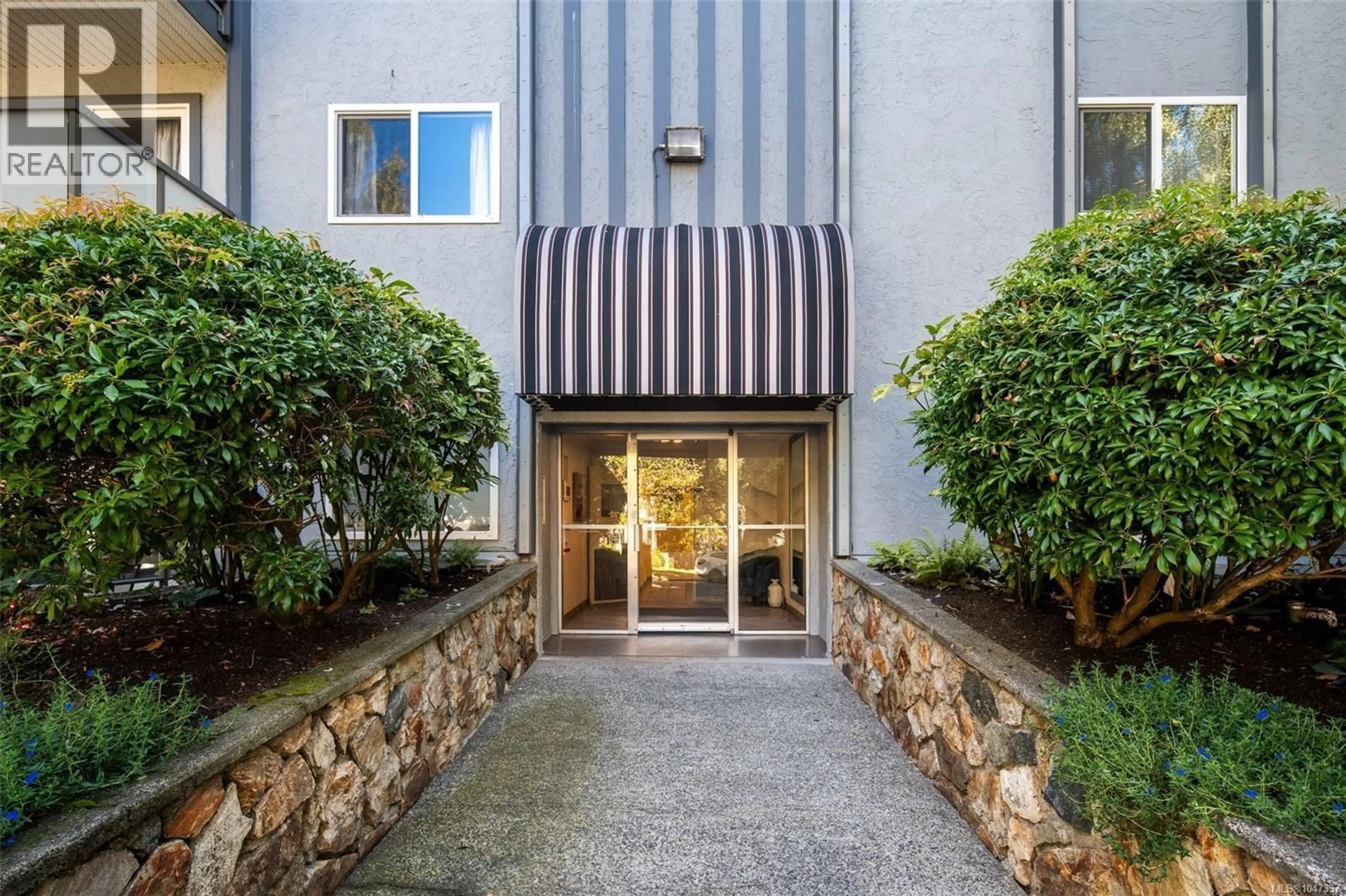 Indoor foyer for 307 - 305 MICHIGAN STREET, Victoria British Columbia V8V1R6