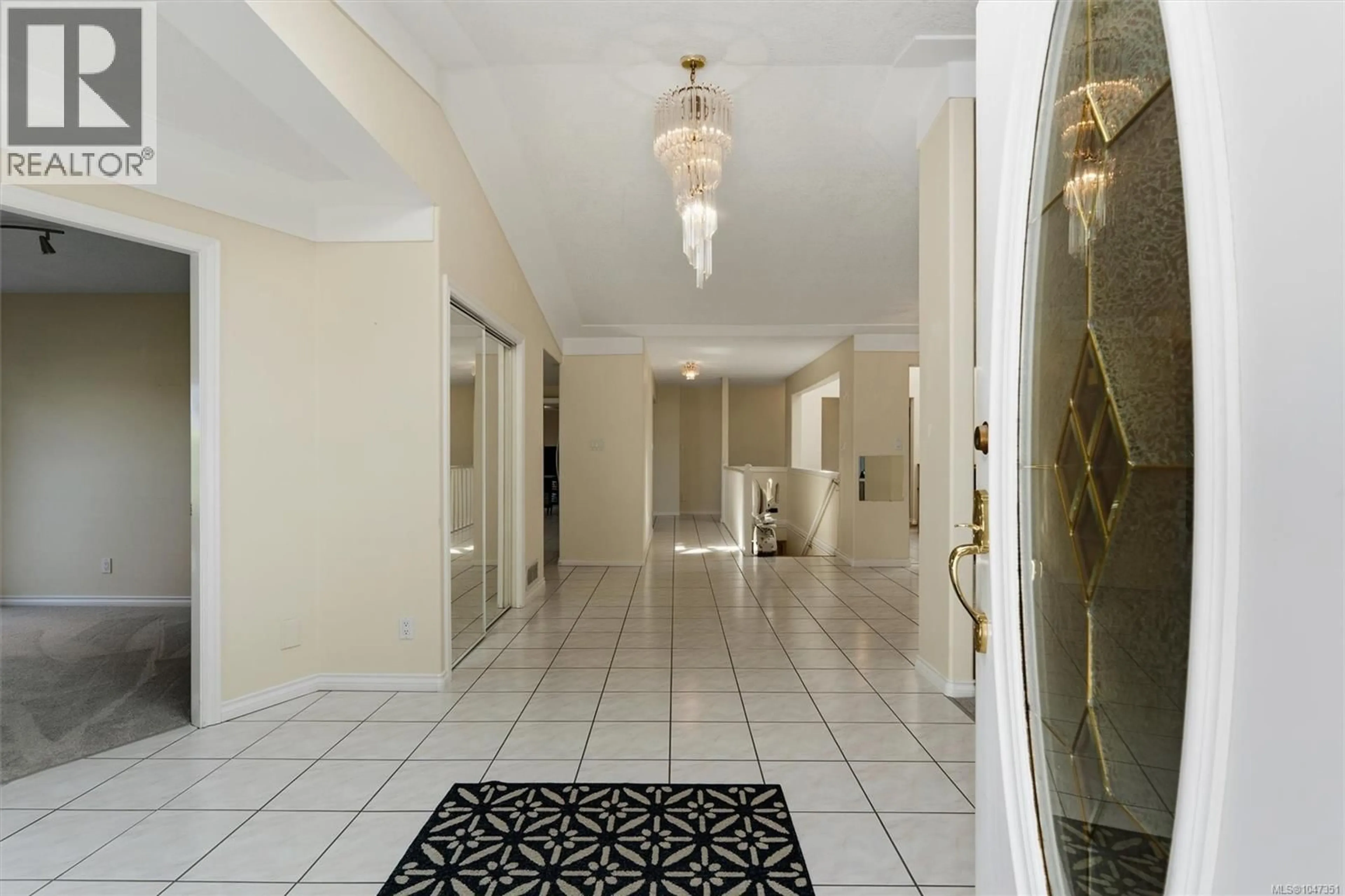 Indoor foyer for 1084 VALEWOOD TRAIL, Saanich British Columbia V8X5E3