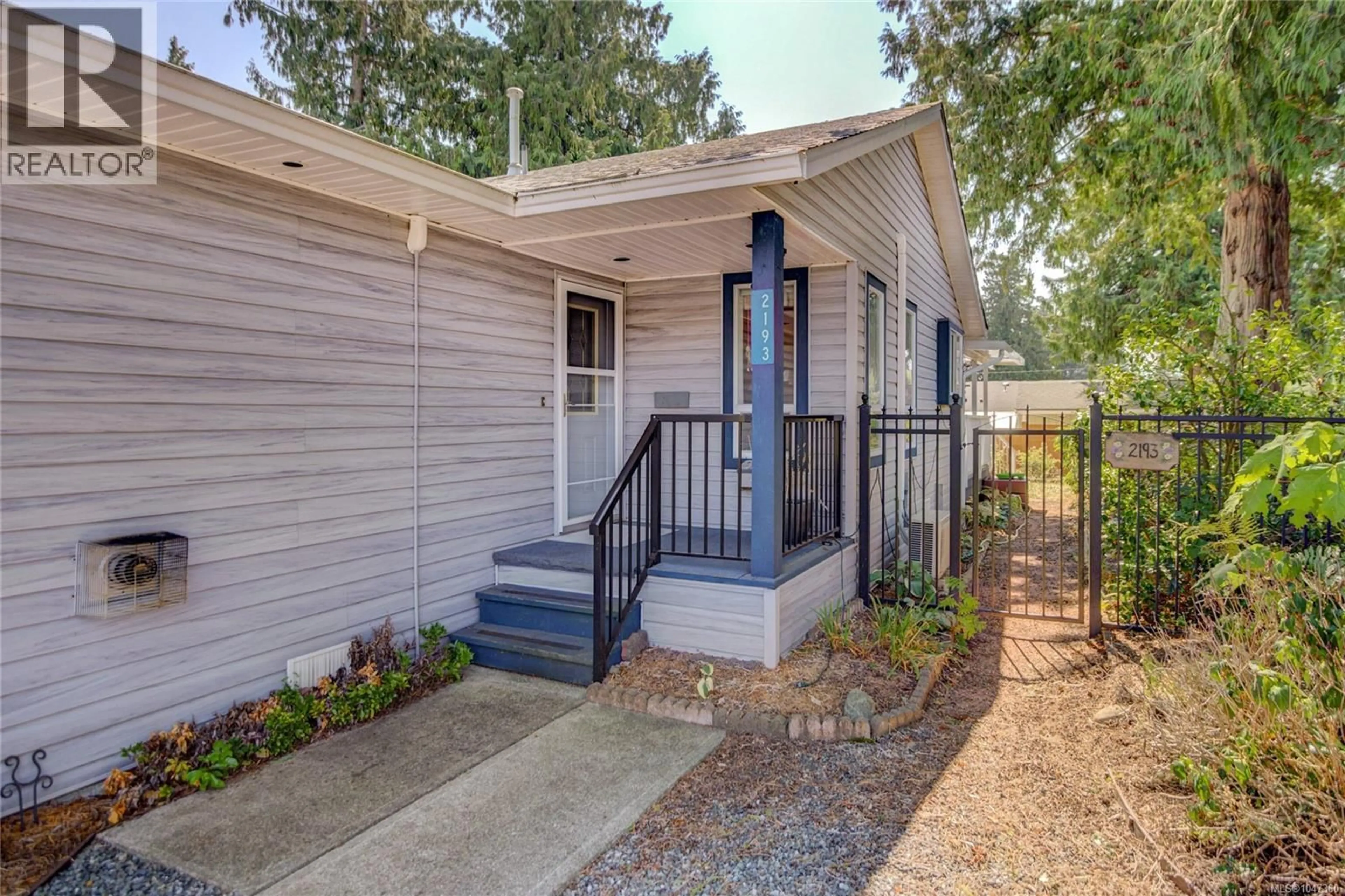 Home with vinyl exterior material, street for 2193 CARDINAL PLACE, Comox British Columbia V9M3G2