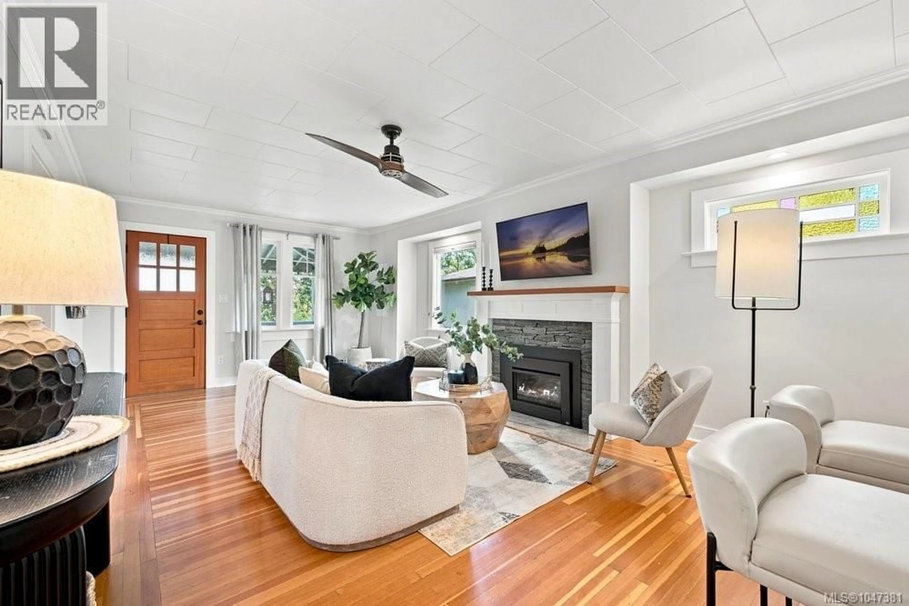 Living room with furniture, unknown for 4034 ZINNIA ROAD, Saanich British Columbia V8Z4W3