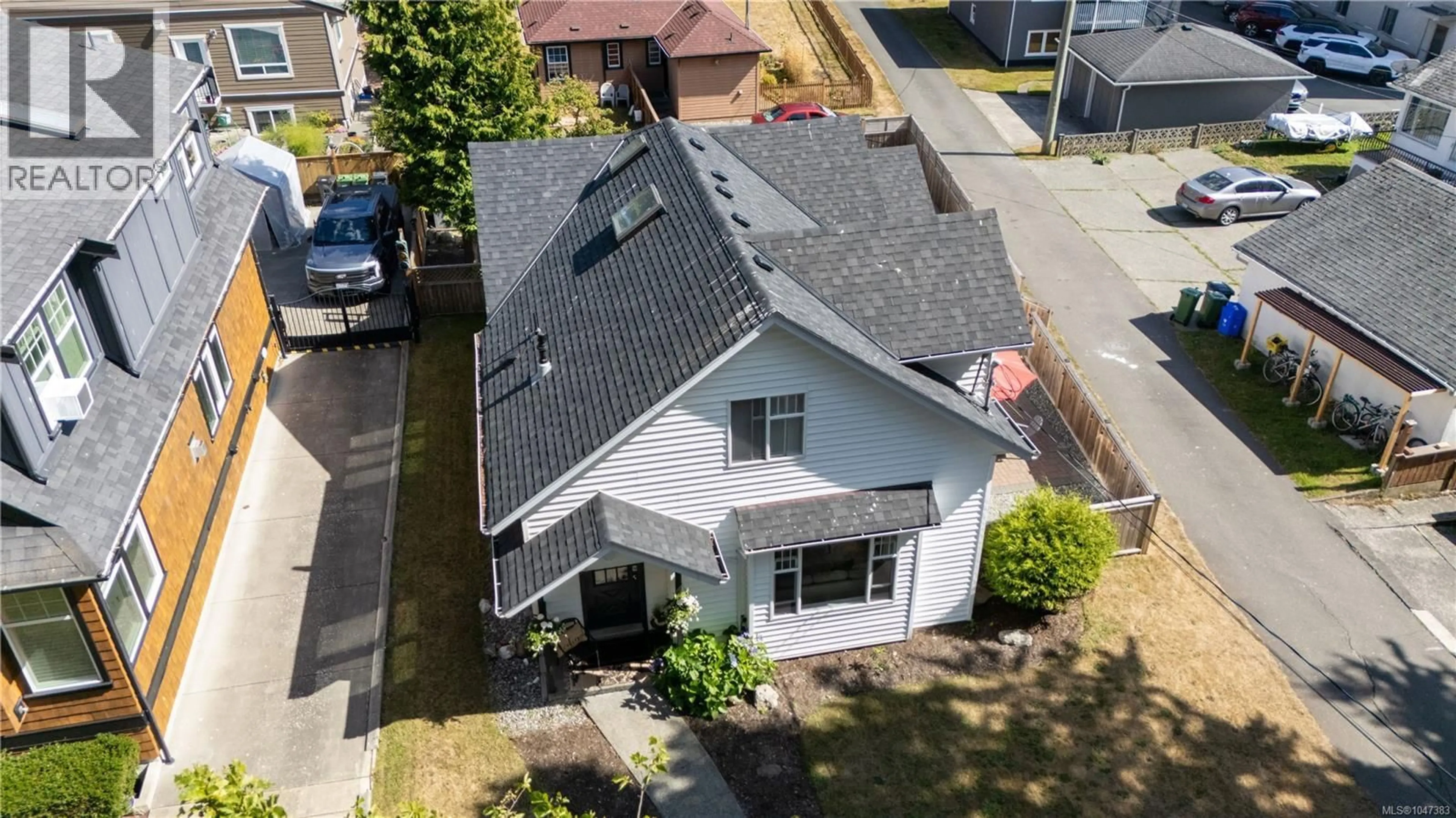 A pic from outside/outdoor area/front of a property/back of a property/a pic from drone, street for 15 PILOT STREET, Victoria British Columbia V8V2A5