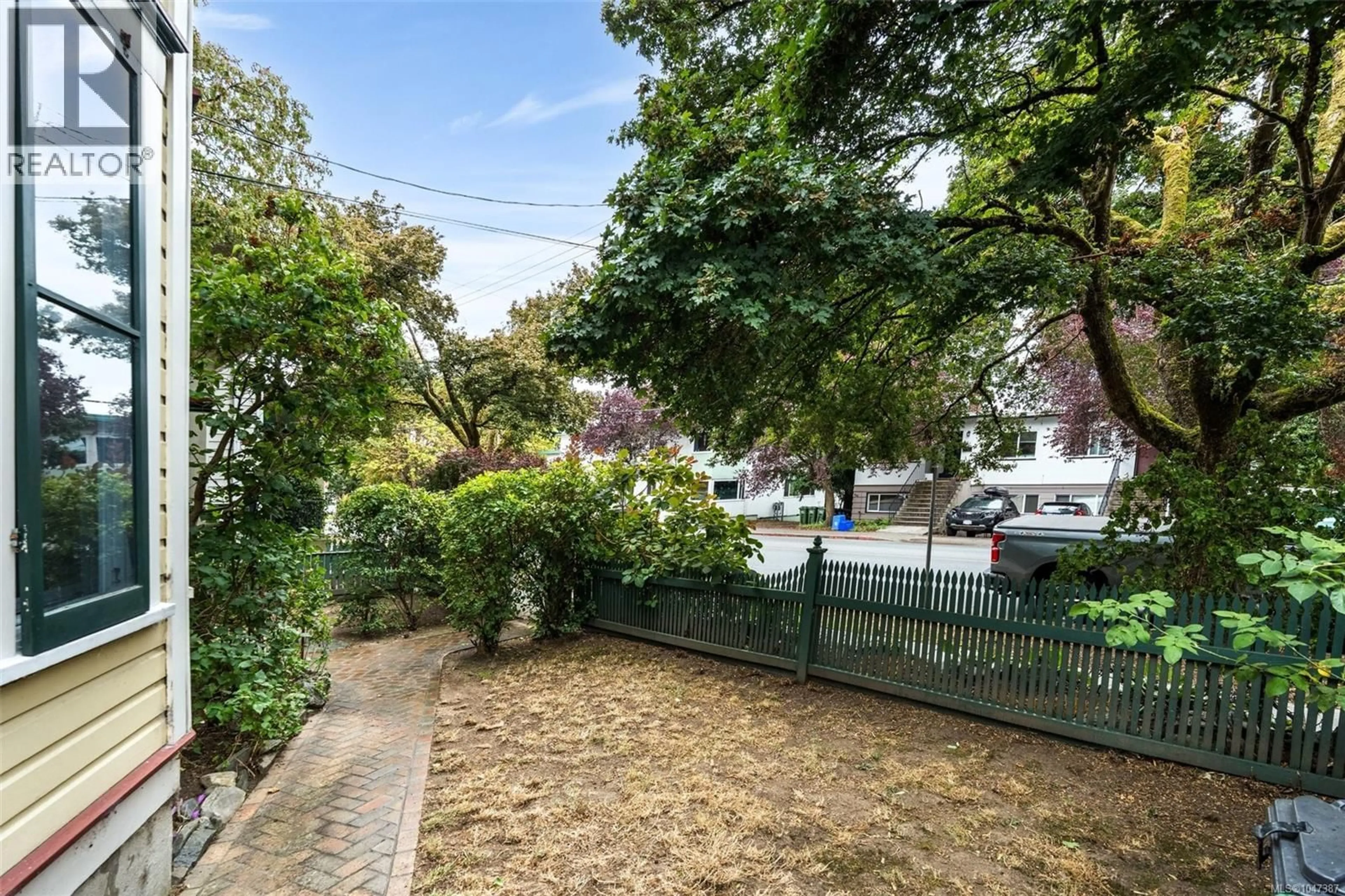 A pic from outside/outdoor area/front of a property/back of a property/a pic from drone, street for 962 FAIRFIELD ROAD, Victoria British Columbia V8V3A4