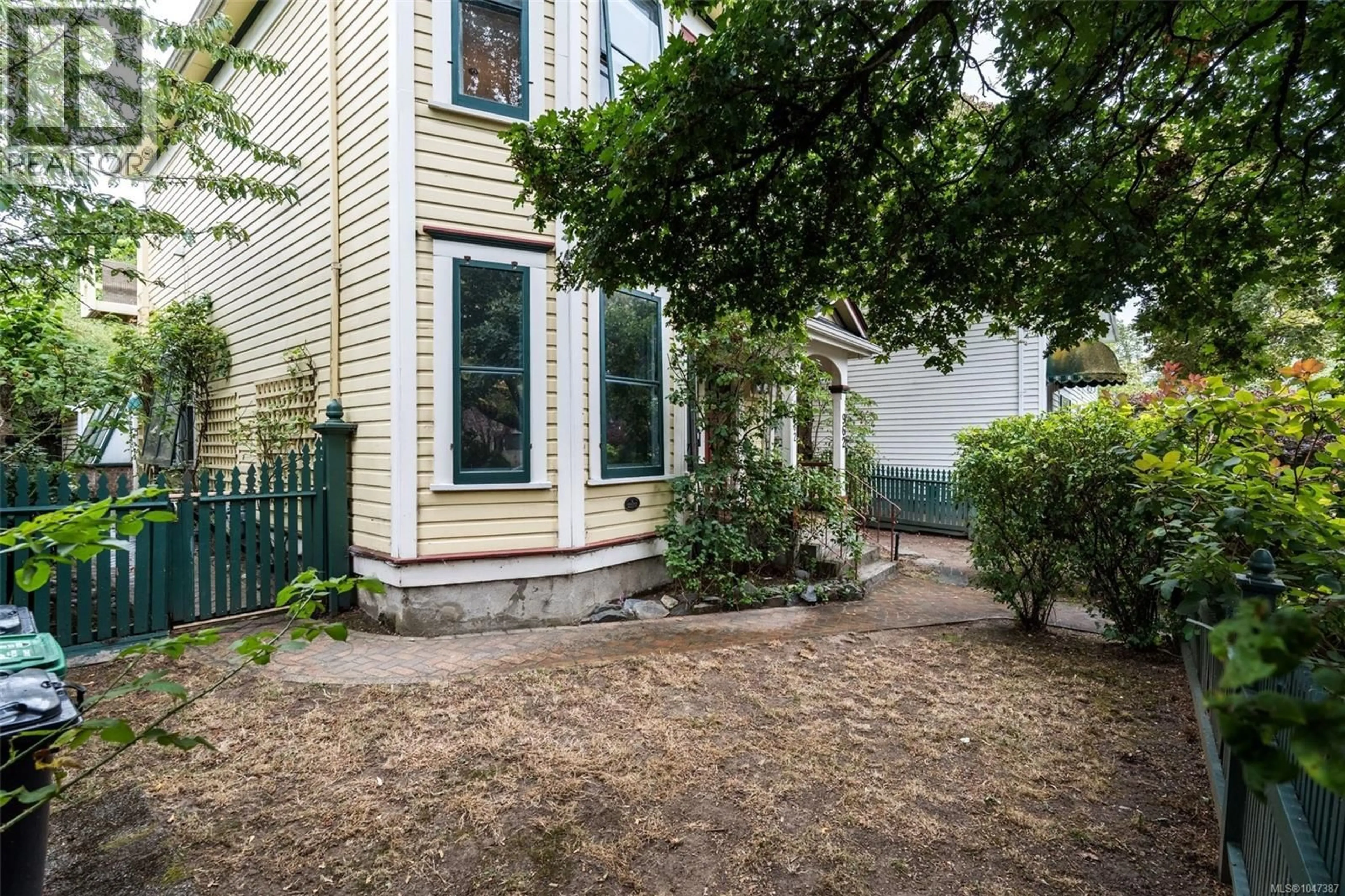 Patio, street for 962 FAIRFIELD ROAD, Victoria British Columbia V8V3A4