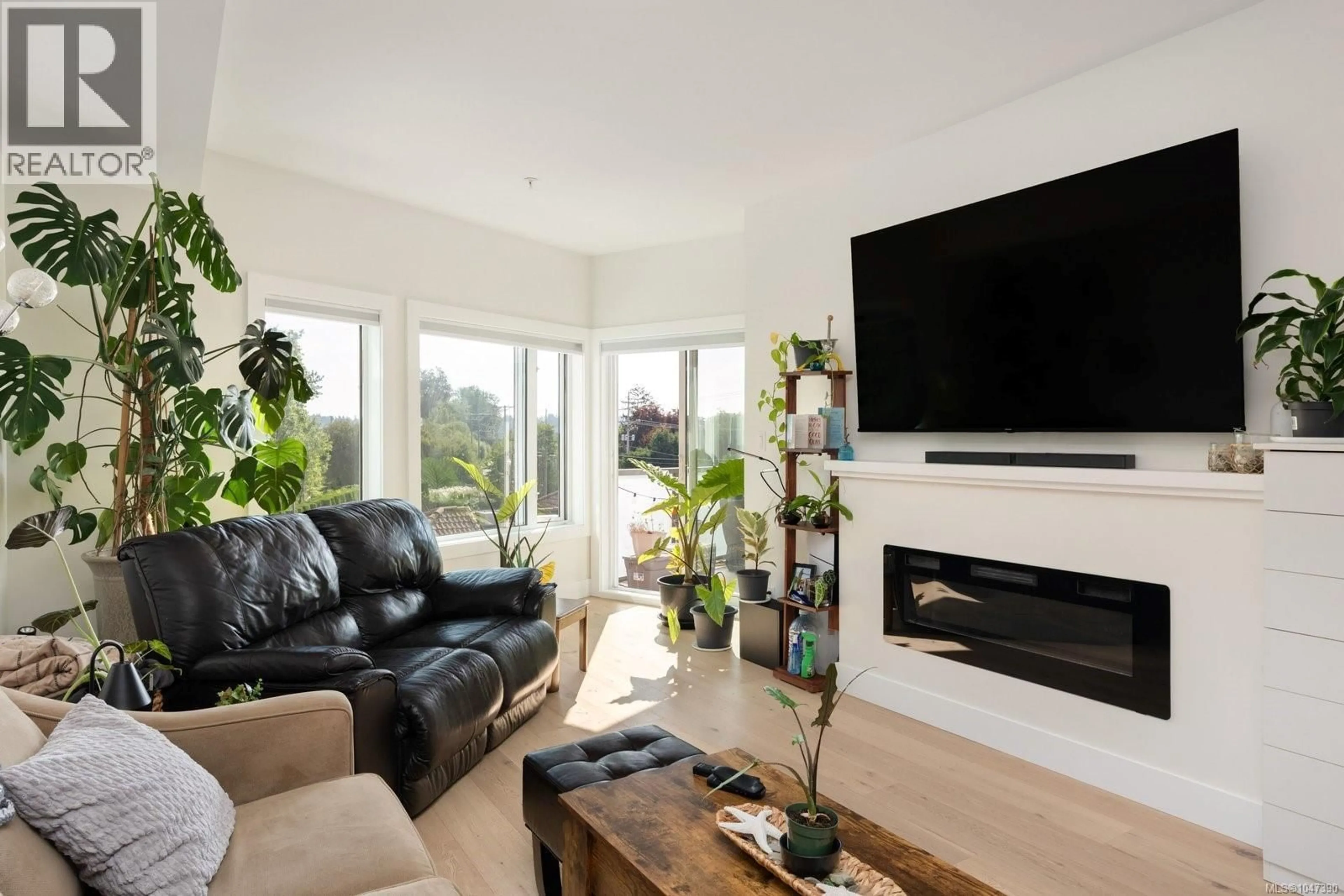 Living room with furniture, wood/laminate floor for 306 - 7098 WALLACE DRIVE, Central Saanich British Columbia V8M1G9