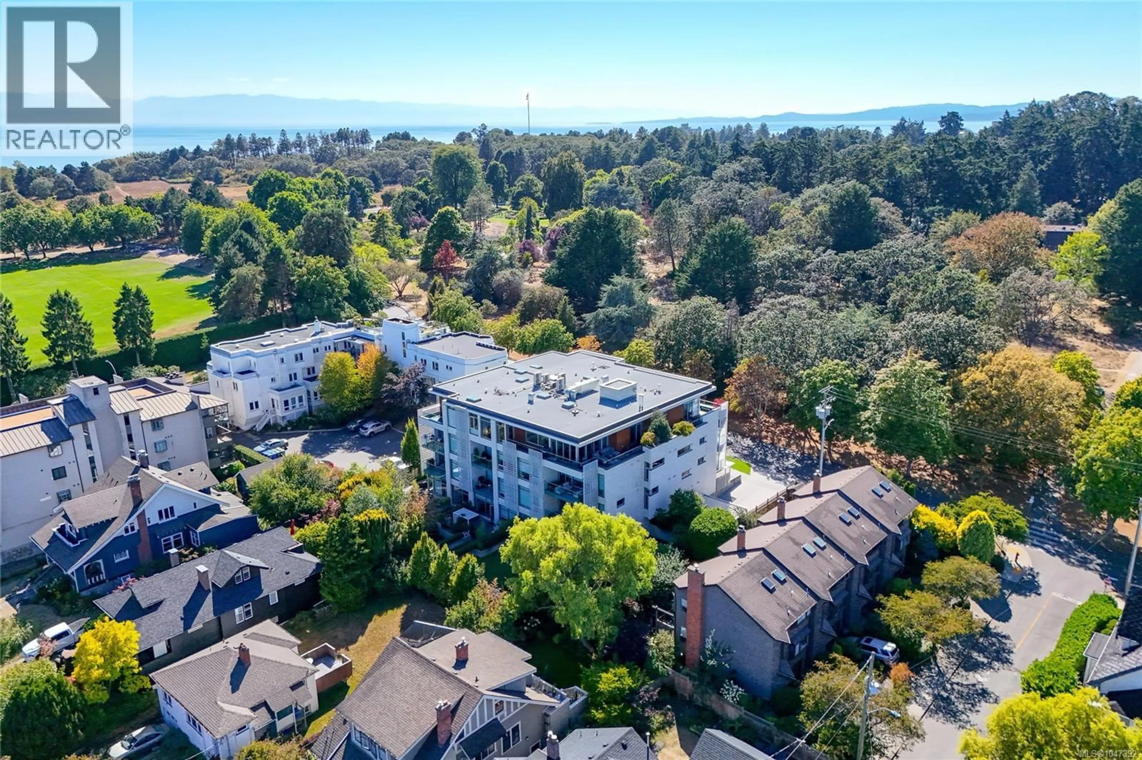 A pic from outside/outdoor area/front of a property/back of a property/a pic from drone, unknown for 401 - 986 HEYWOOD AVENUE, Victoria British Columbia V8V2Y6
