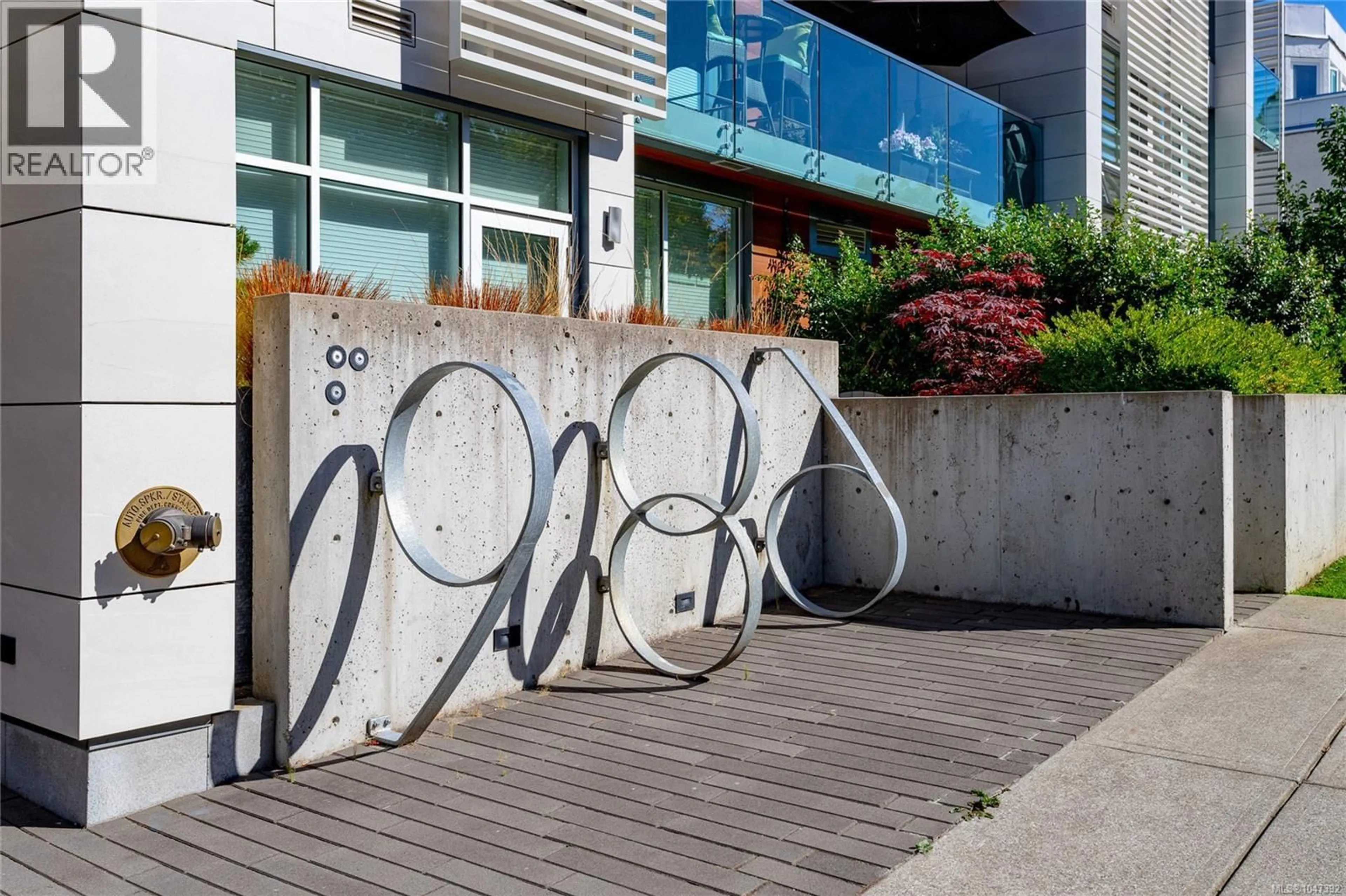 Patio, street for 401 - 986 HEYWOOD AVENUE, Victoria British Columbia V8V2Y6