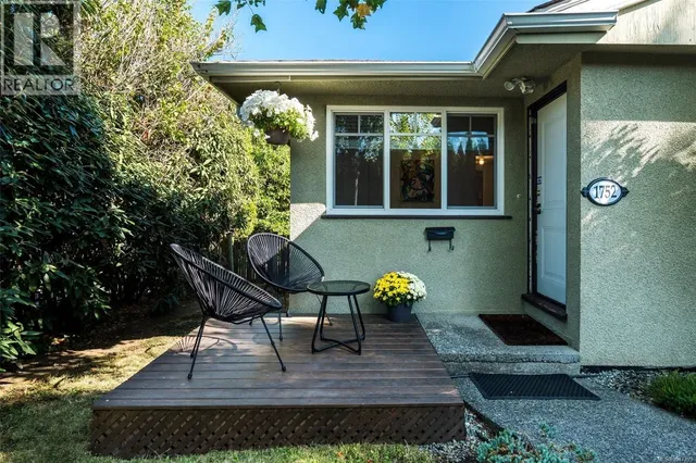 1752 KISBER AVENUE, Saanich 2