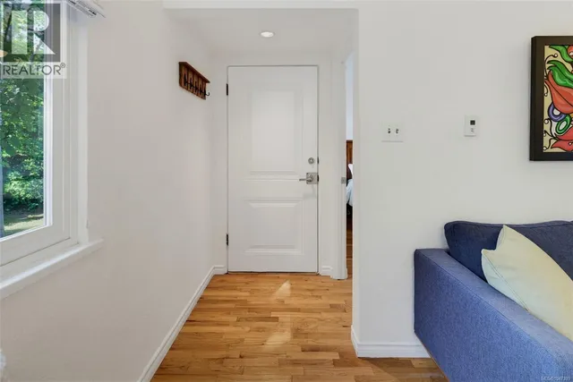 1752 KISBER AVENUE, Saanich 5