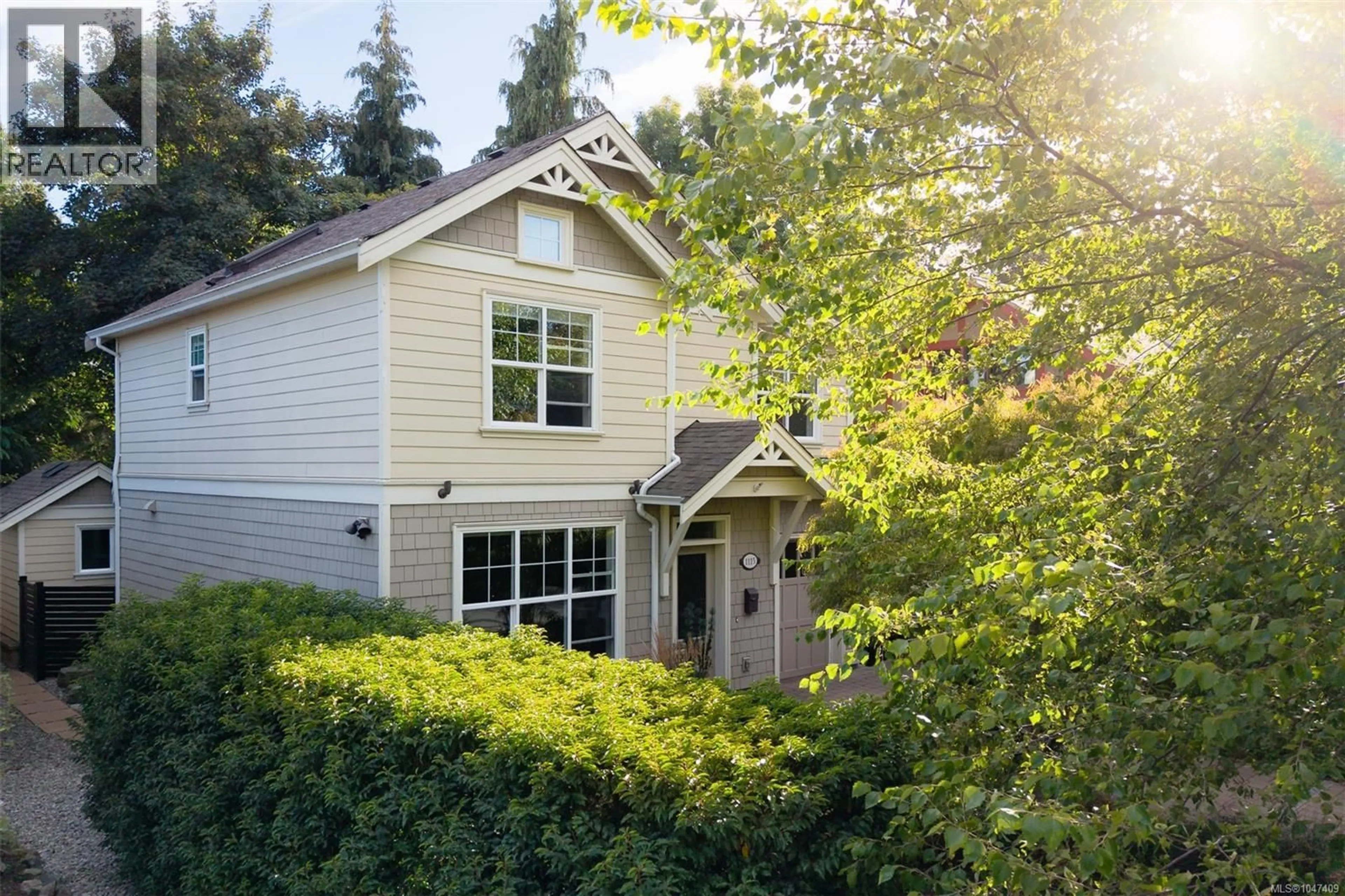 Home with vinyl exterior material, street for 1115 FAITHFUL STREET, Victoria British Columbia V8V2R5