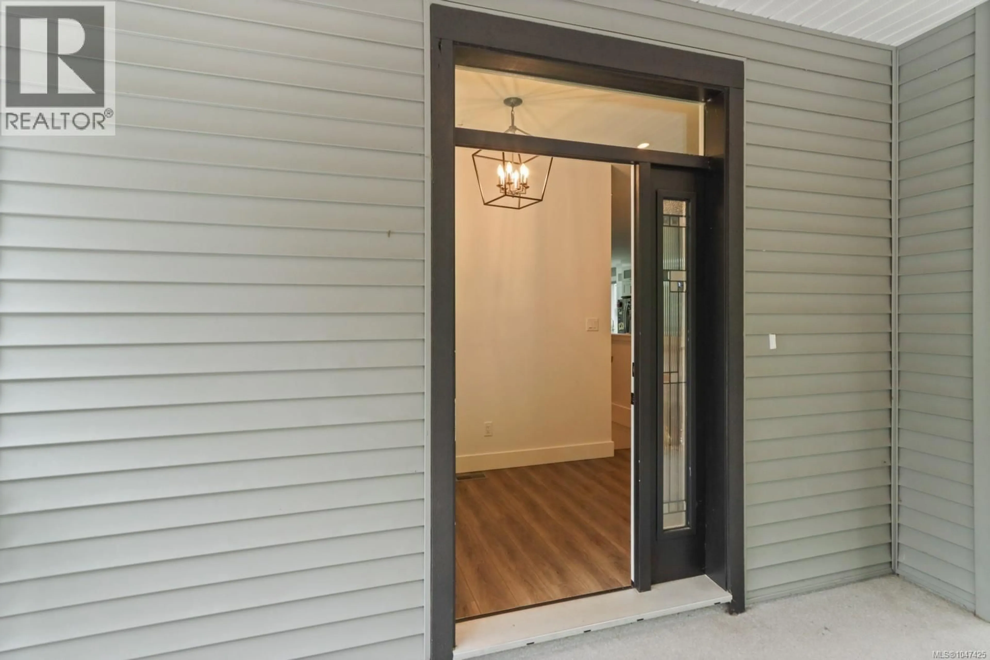 Indoor entryway for 279 WESTWOOD ROAD, Nanaimo British Columbia V9R6S4