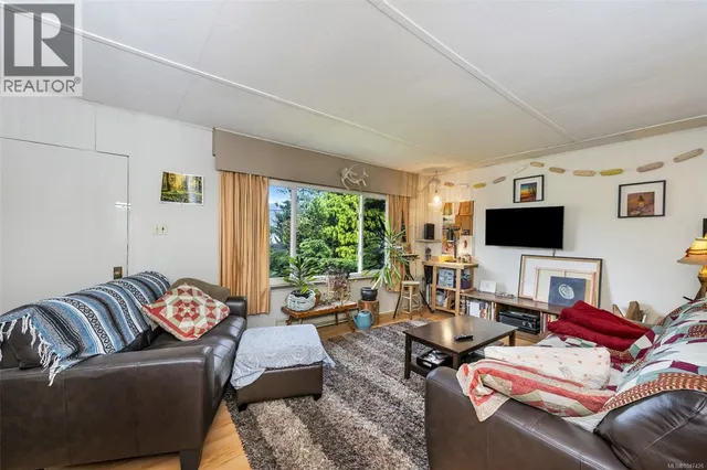 17002 WICKANNINISH ROAD, Port Renfrew 3