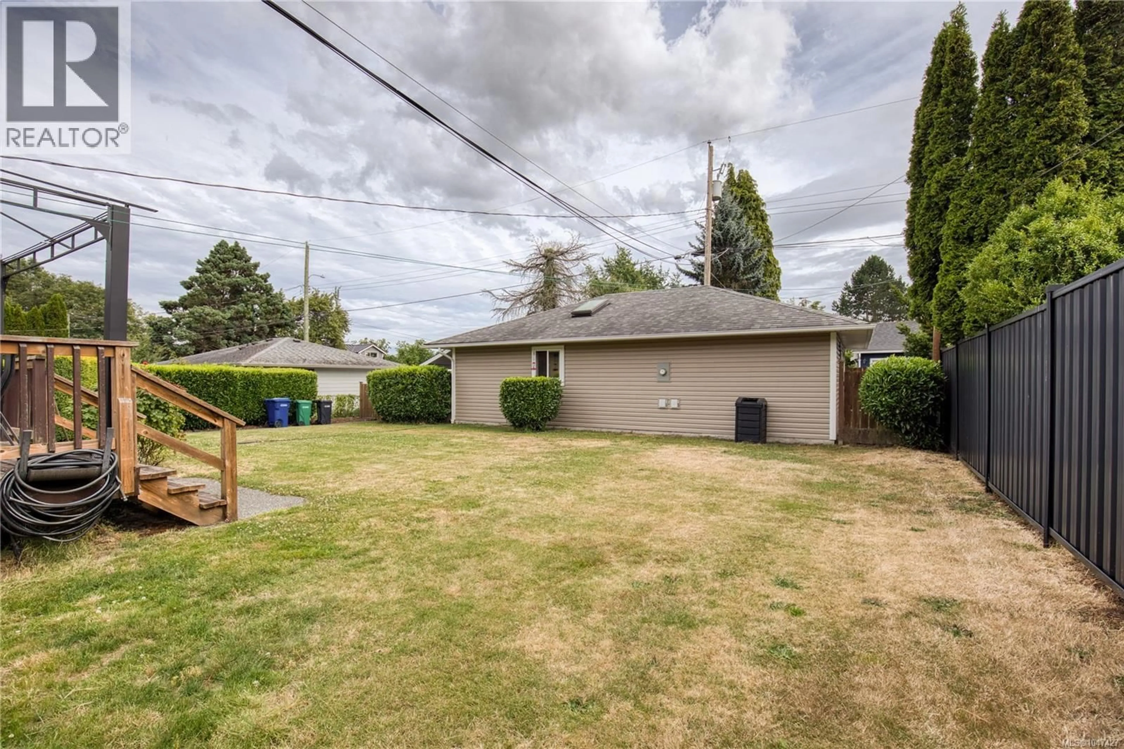 A pic from outside/outdoor area/front of a property/back of a property/a pic from drone, street for 543 BRADLEY STREET, Nanaimo British Columbia V9S1B9