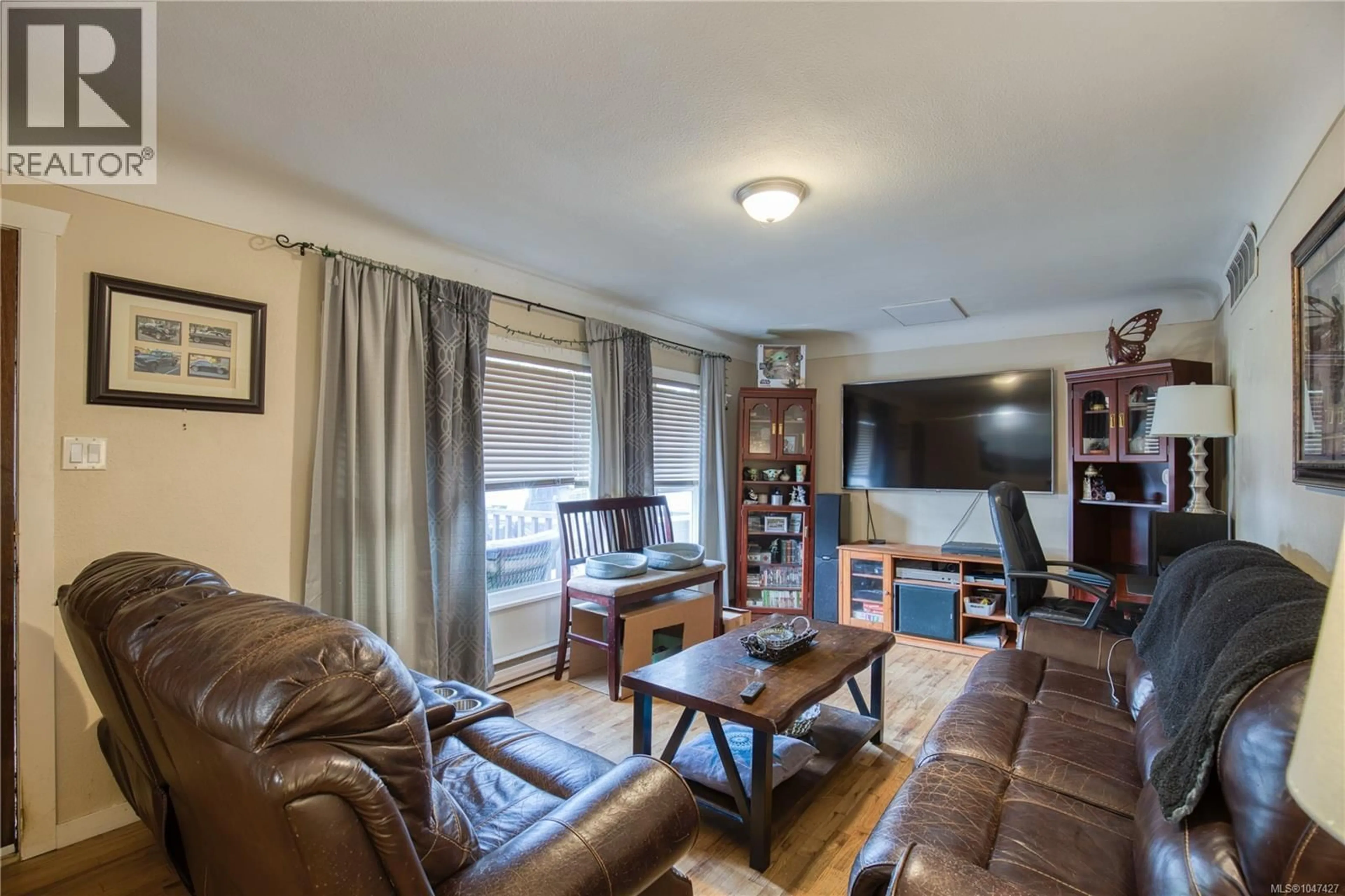 Living room with furniture, wood/laminate floor for 543 BRADLEY STREET, Nanaimo British Columbia V9S1B9