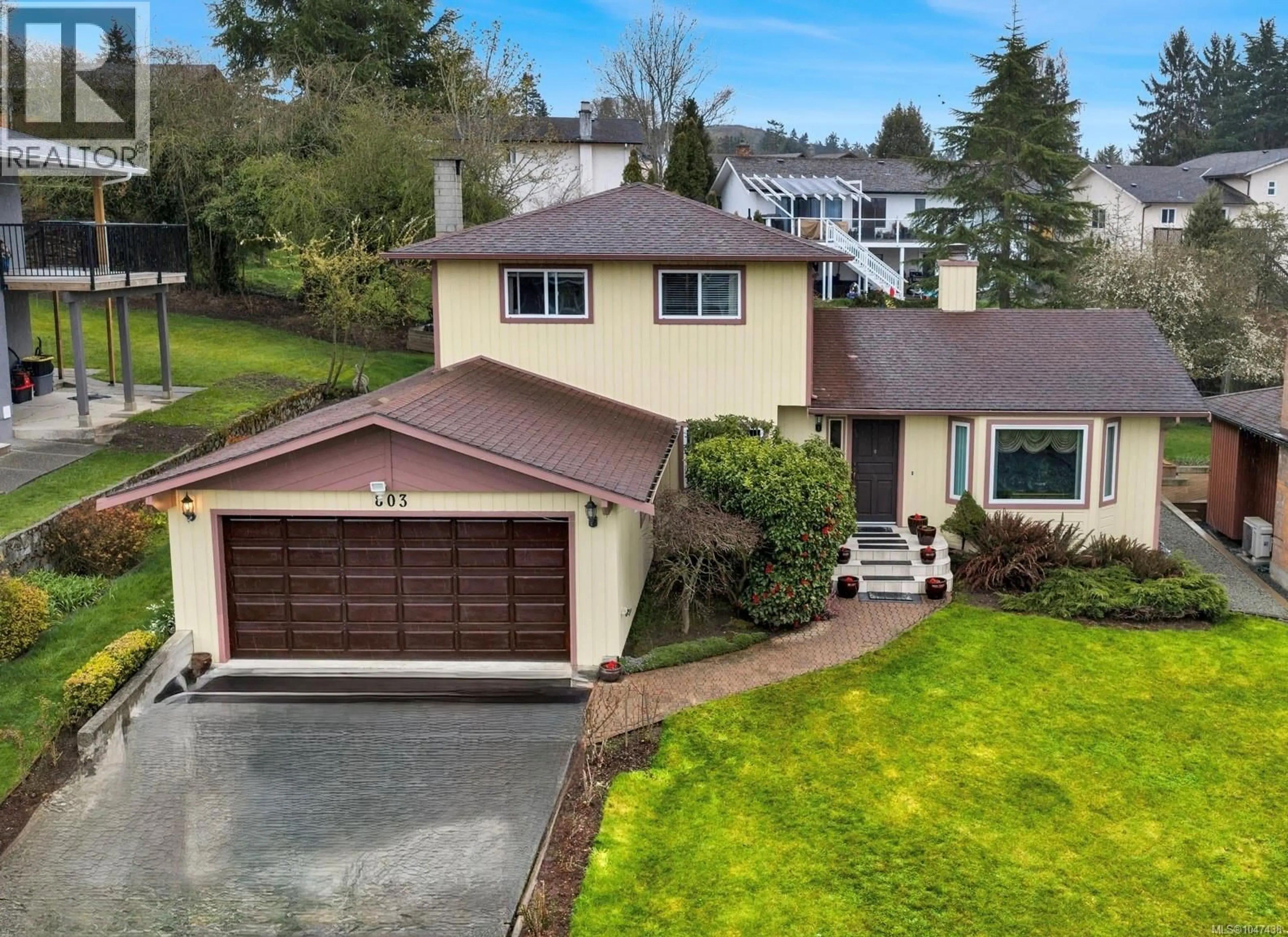 A pic from outside/outdoor area/front of a property/back of a property/a pic from drone, street for 803 KIMBERLY PLACE, Saanich British Columbia V8X4R2
