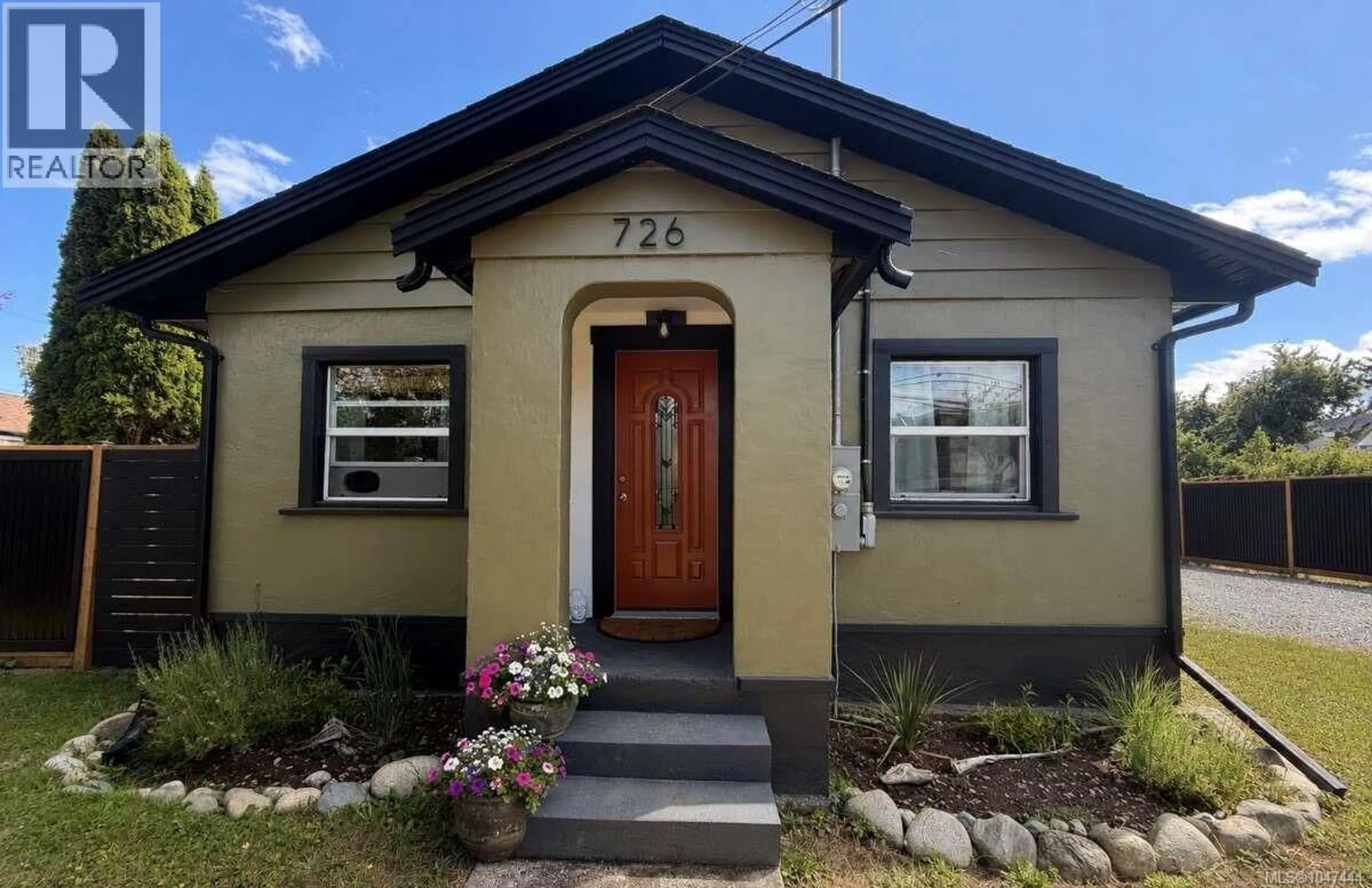 Home with vinyl exterior material, street for 726 BRUCE AVENUE, Nanaimo British Columbia V9R3Z4