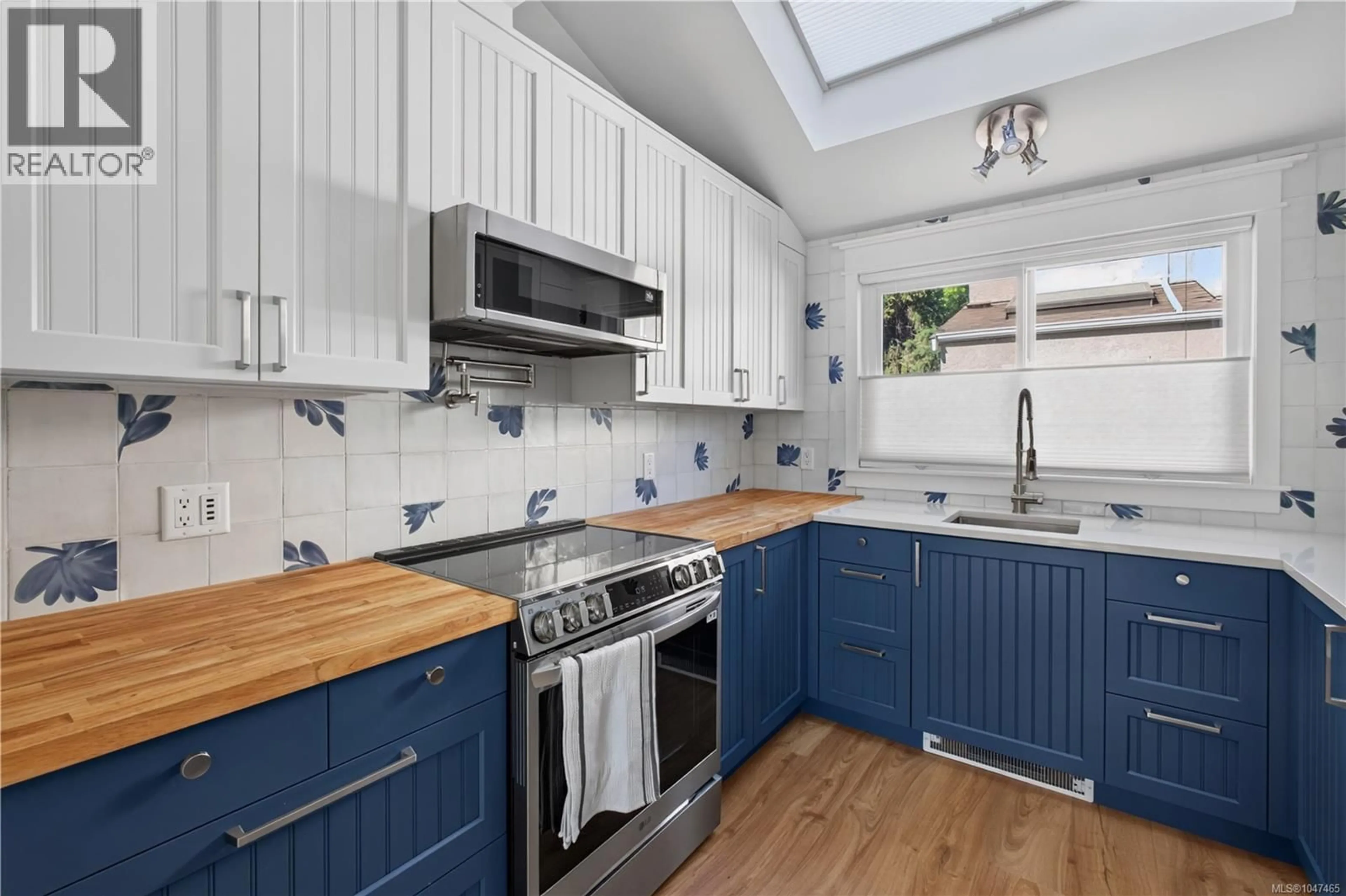 Standard kitchen, ceramic/tile floor for 8 - 947 CALEDONIA AVENUE, Victoria British Columbia V8T1E8