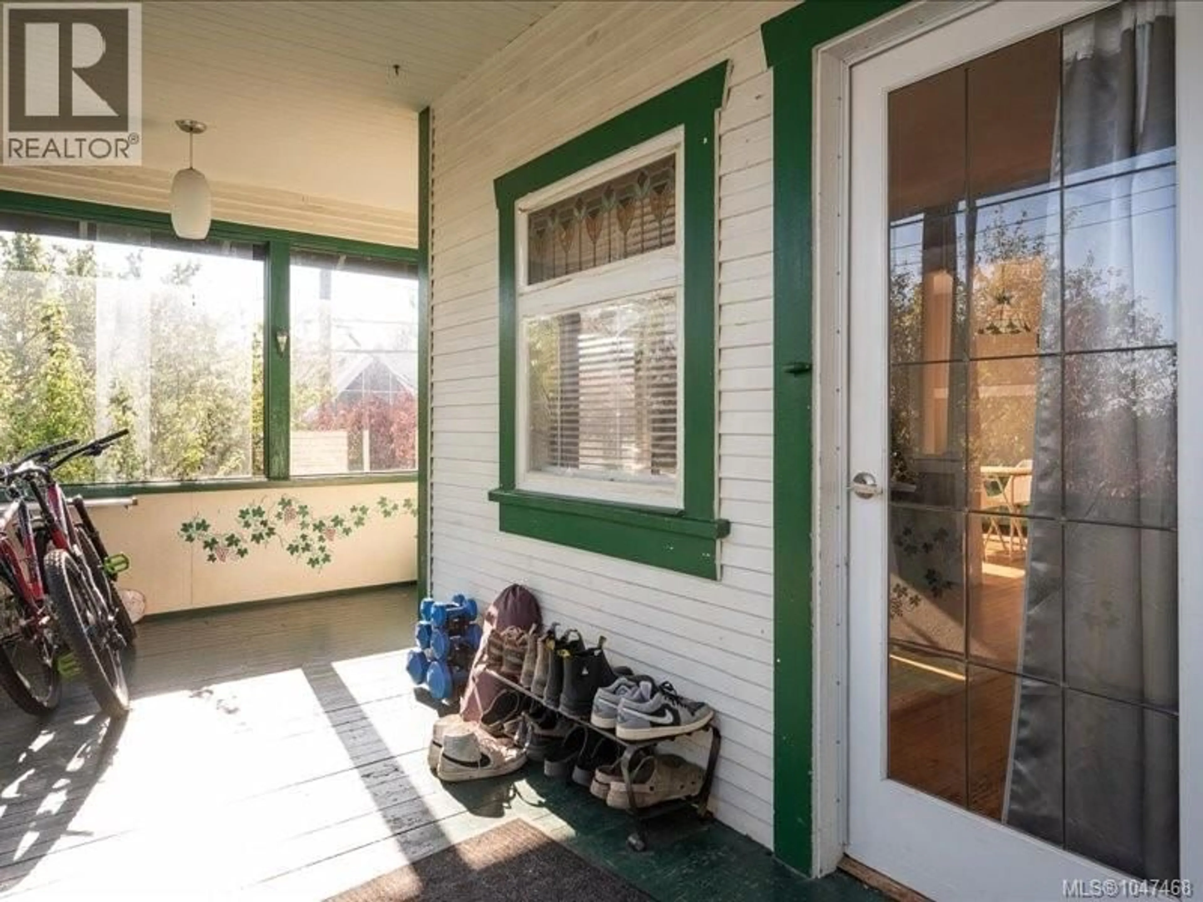 Indoor entryway for 85 ROBARTS STREET, Nanaimo British Columbia V9R2S6