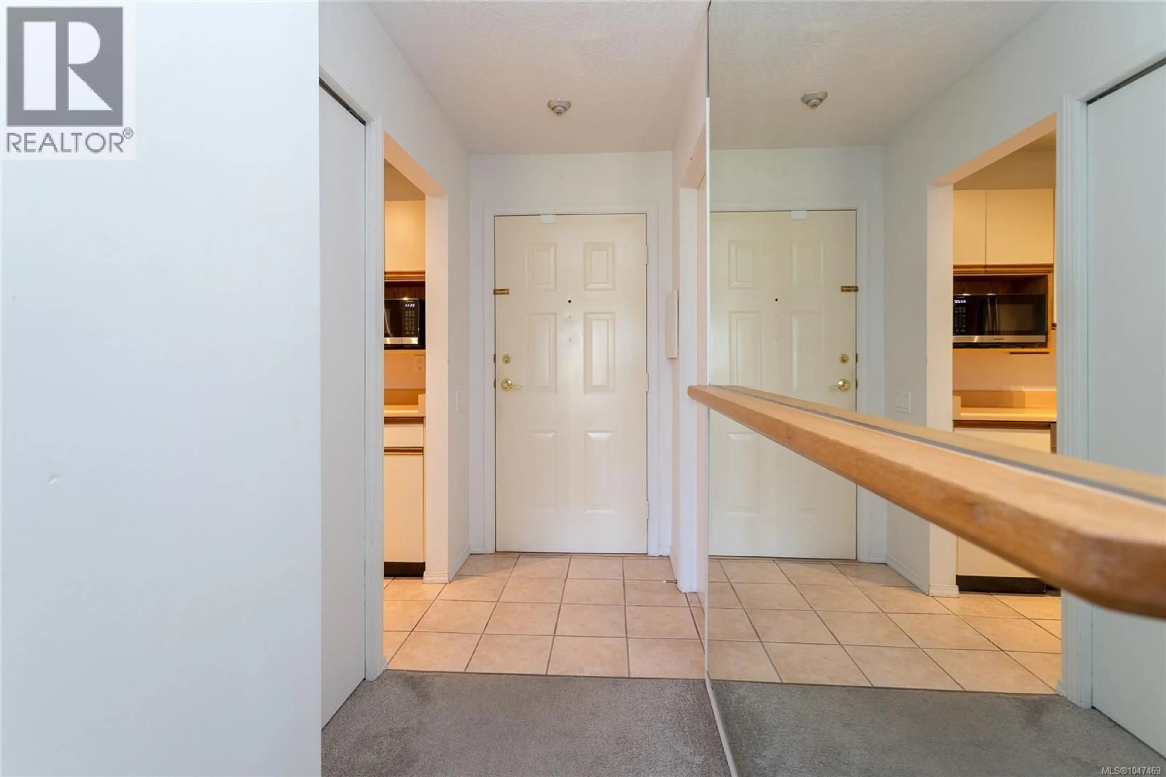 Indoor entryway for 201 - 1234 FORT STREET, Victoria British Columbia V8Y2M9