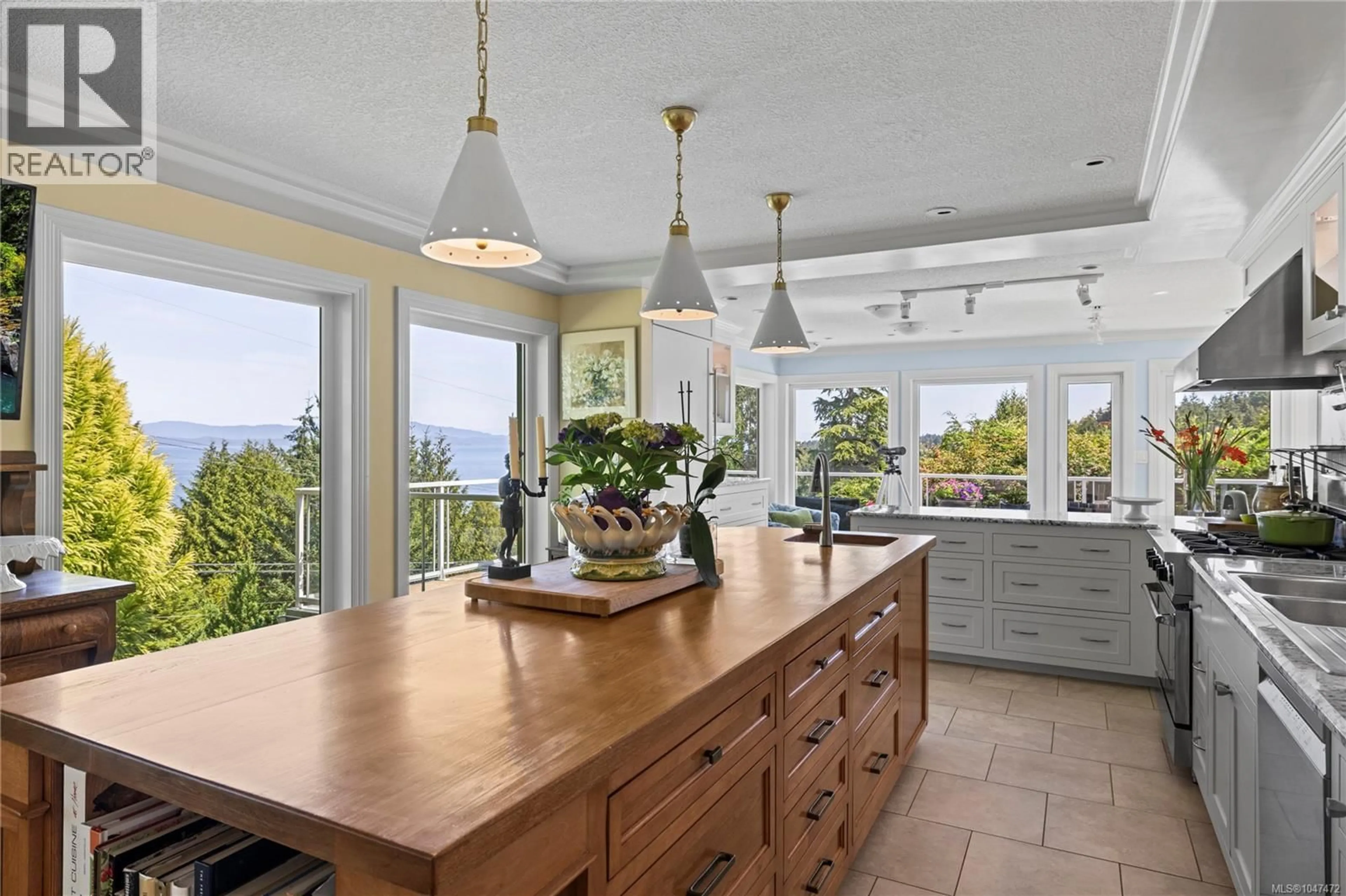 Open concept kitchen, ceramic/tile floor for 372 CRESCENT ROAD WEST, Qualicum Beach British Columbia V9K1J7