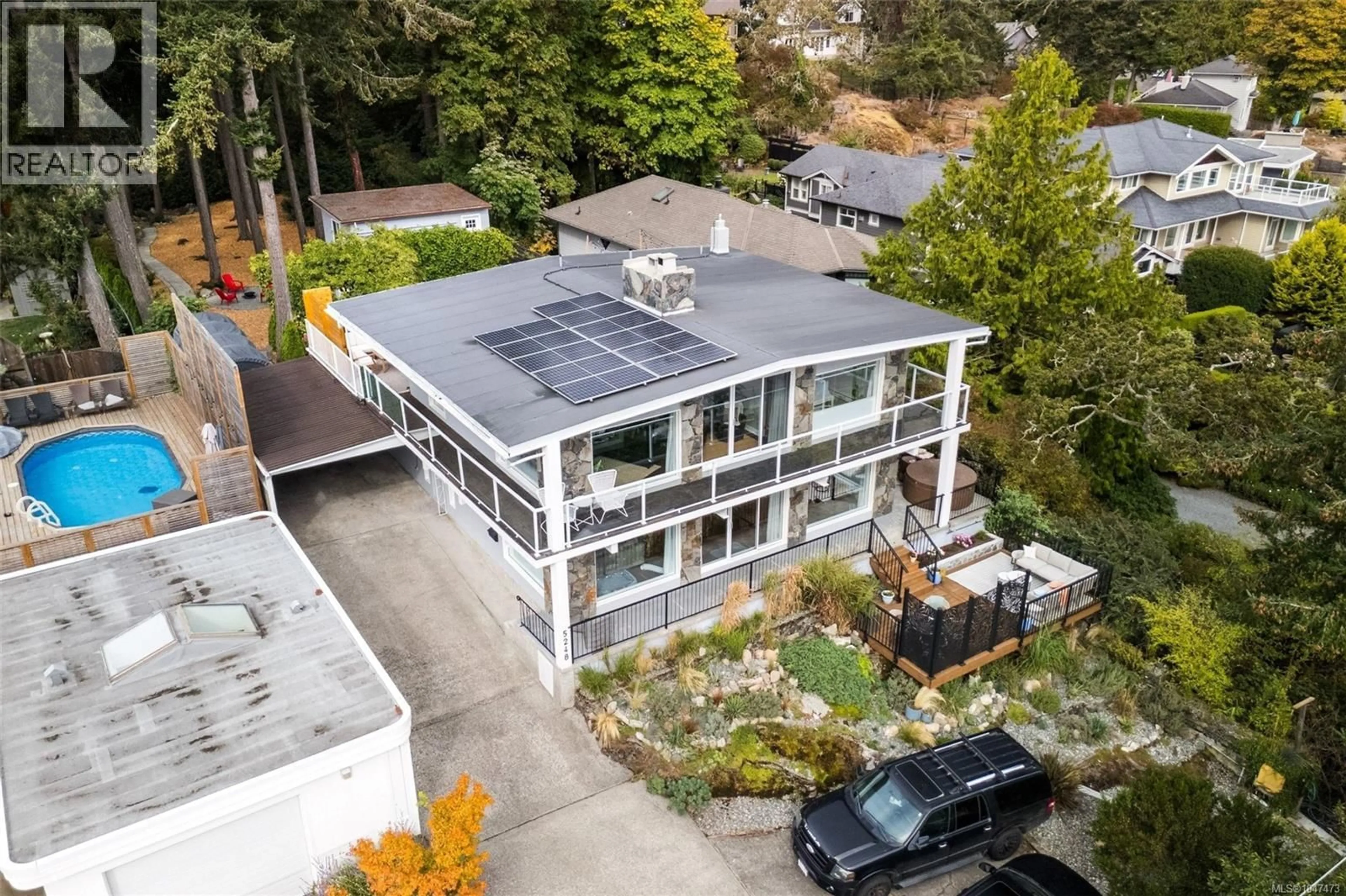 A pic from outside/outdoor area/front of a property/back of a property/a pic from drone, unknown for 5248 PARKER AVENUE, Saanich British Columbia V8Y2M9