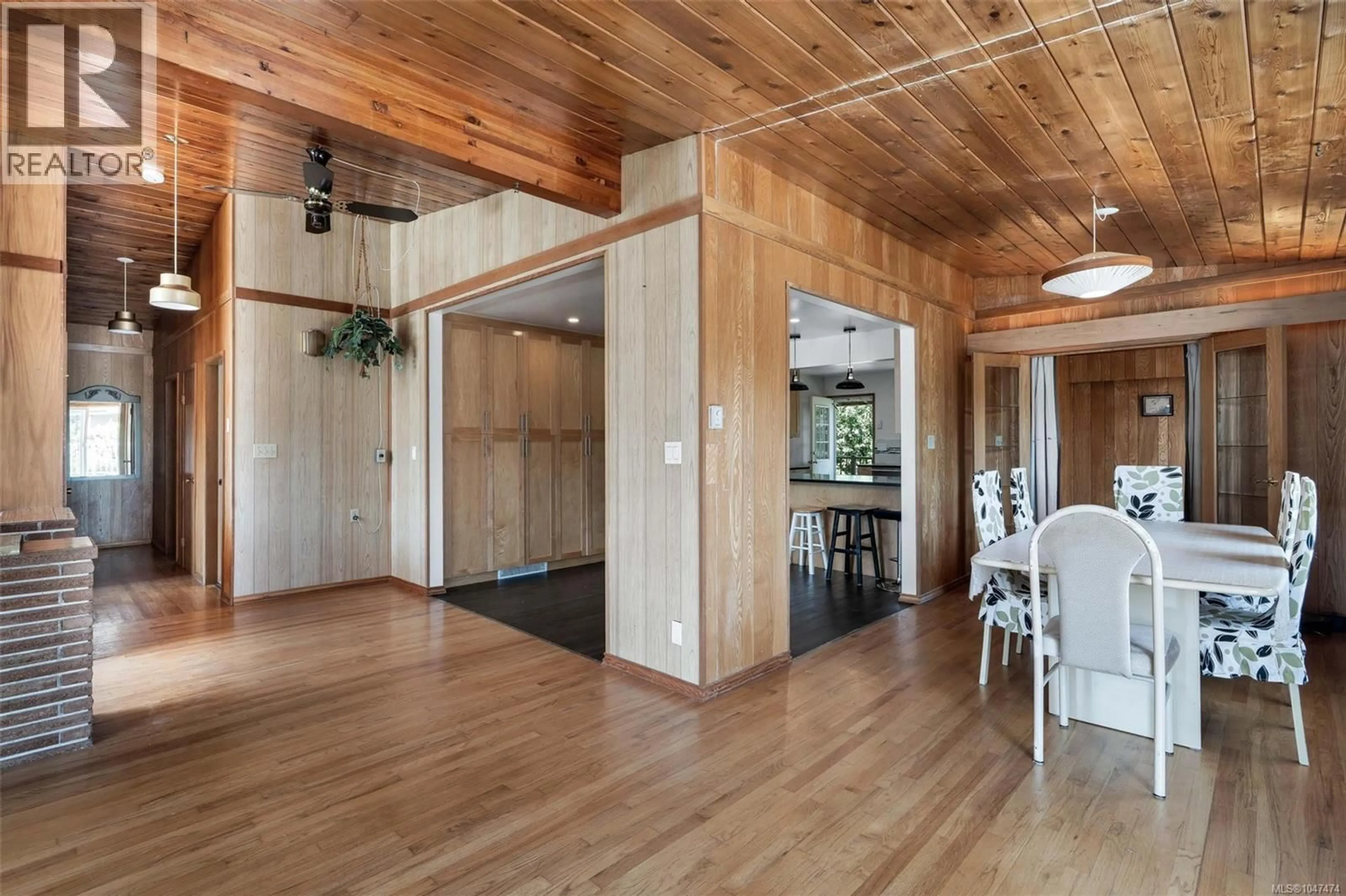 Indoor foyer for 4426 CHARTWELL DRIVE, Saanich British Columbia V8N2R3