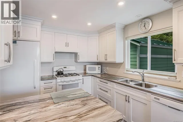 2270 SOUTH LAKE ROAD, Qualicum Beach 5