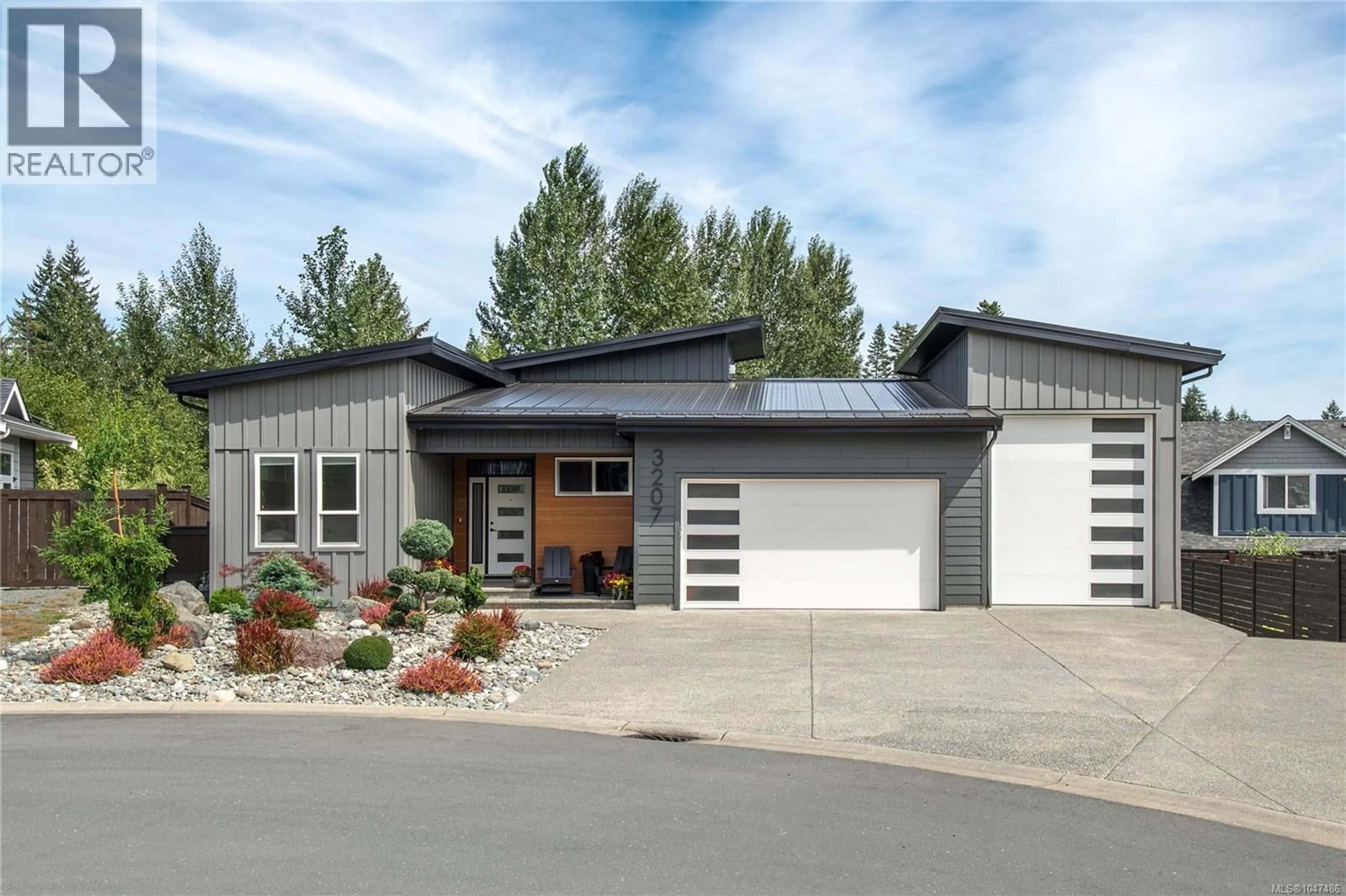 Home with vinyl exterior material, street for 3207 NATHAN PLACE, Campbell River British Columbia V9H0A9