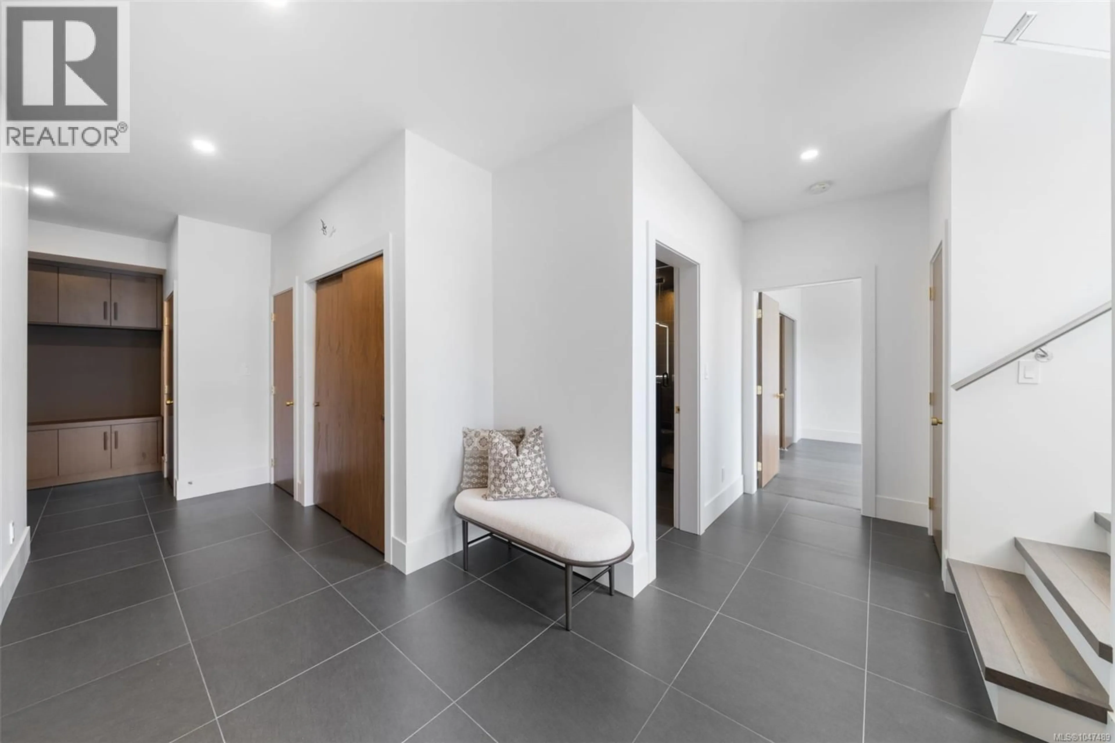 Indoor foyer for 1221 VIEWTOP ROAD, Duncan British Columbia V9L0H7