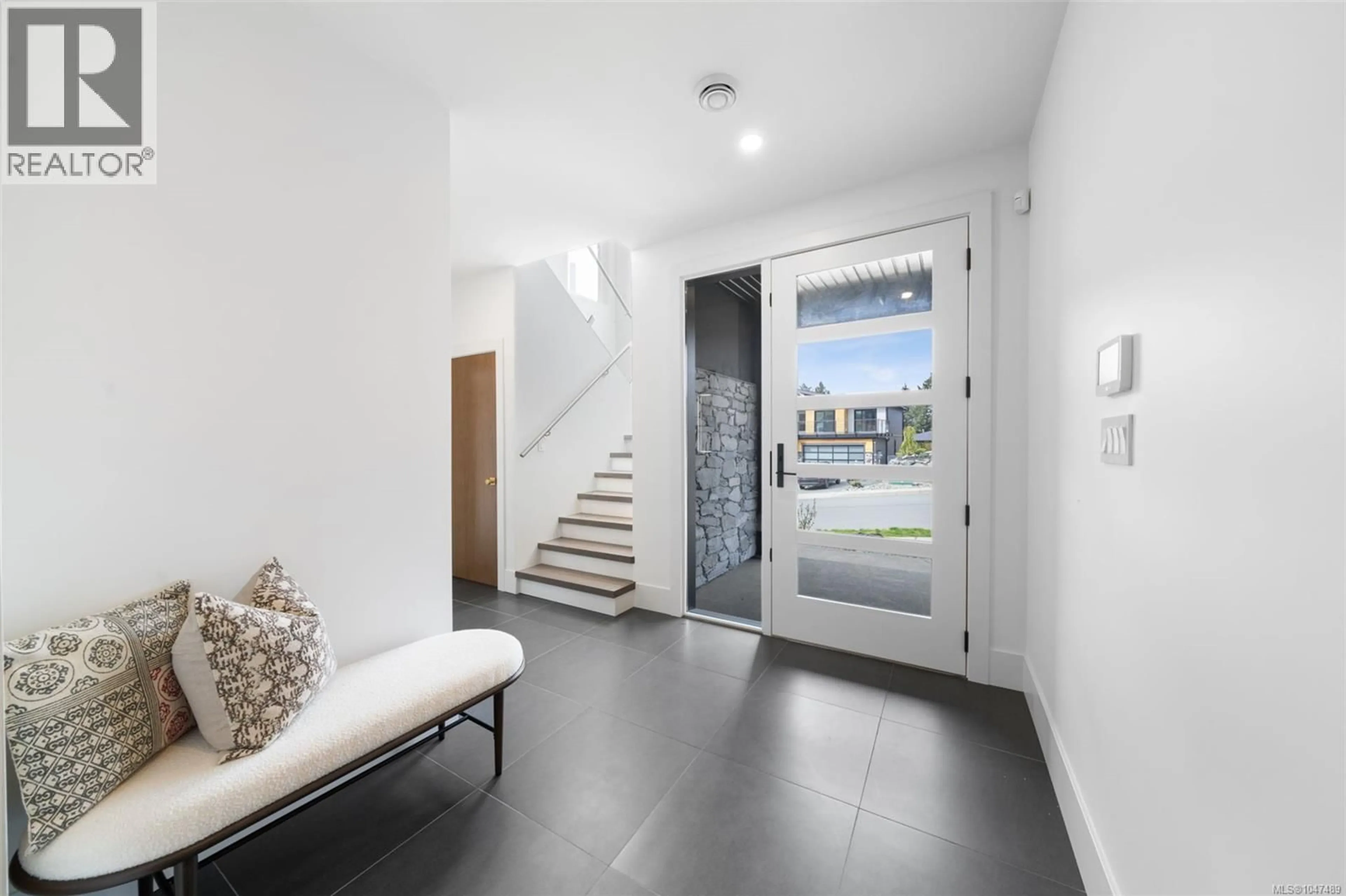 Indoor entryway for 1221 VIEWTOP ROAD, Duncan British Columbia V9L0H7