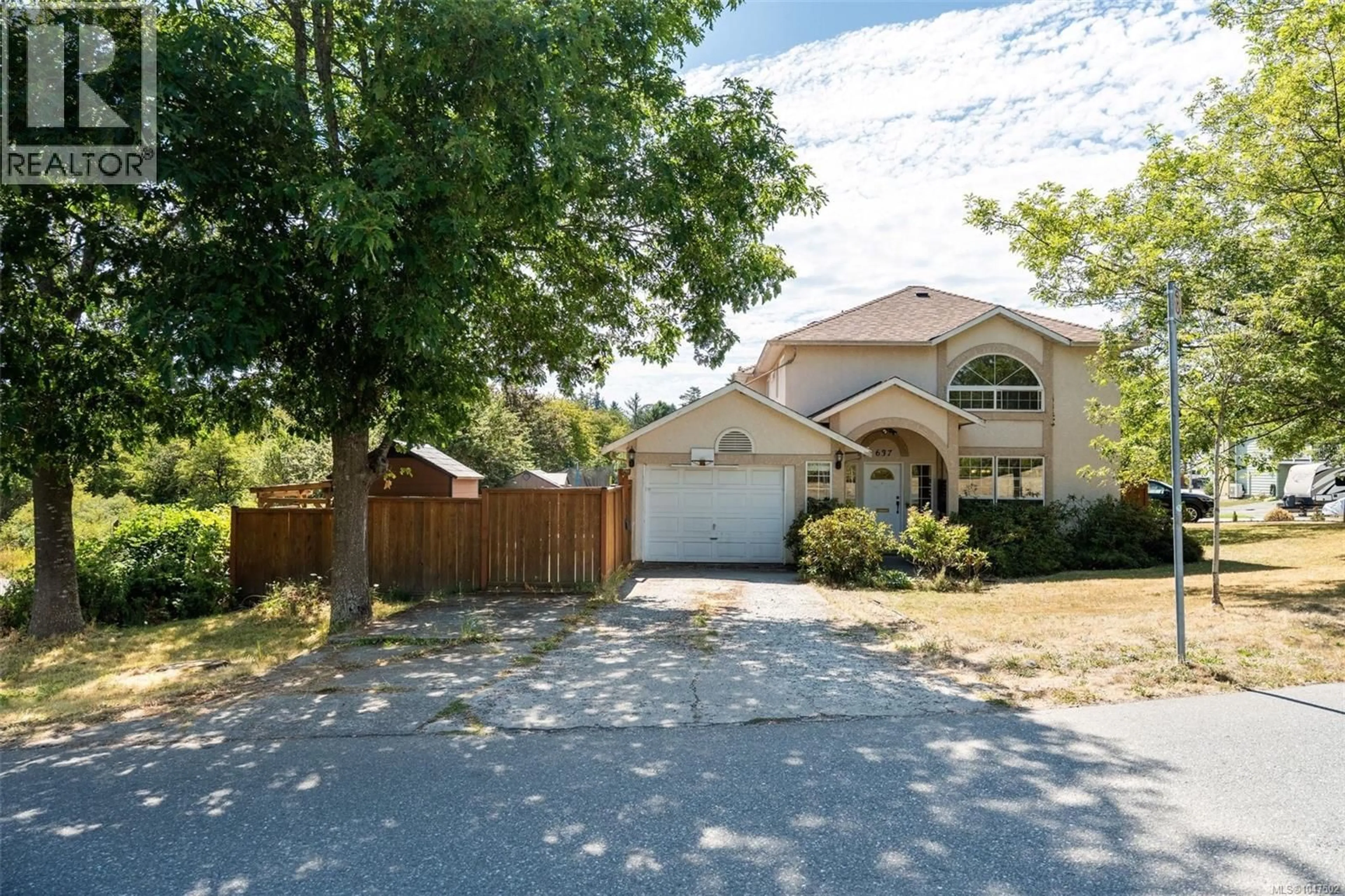 A pic from outside/outdoor area/front of a property/back of a property/a pic from drone, street for 637 JOLLY PLACE, Saanich British Columbia V8Z6R9