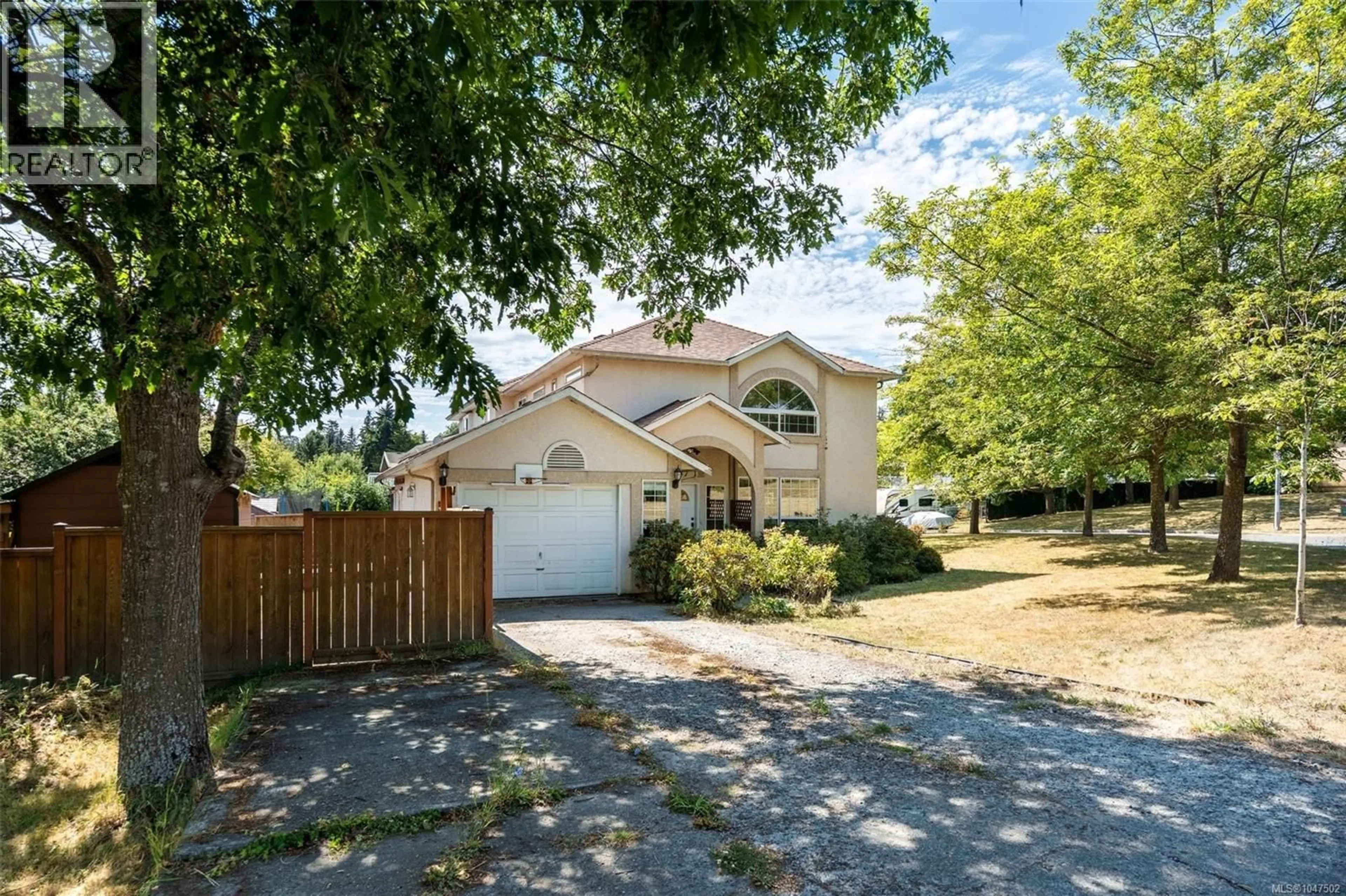 A pic from outside/outdoor area/front of a property/back of a property/a pic from drone, street for 637 JOLLY PLACE, Saanich British Columbia V8Z6R9