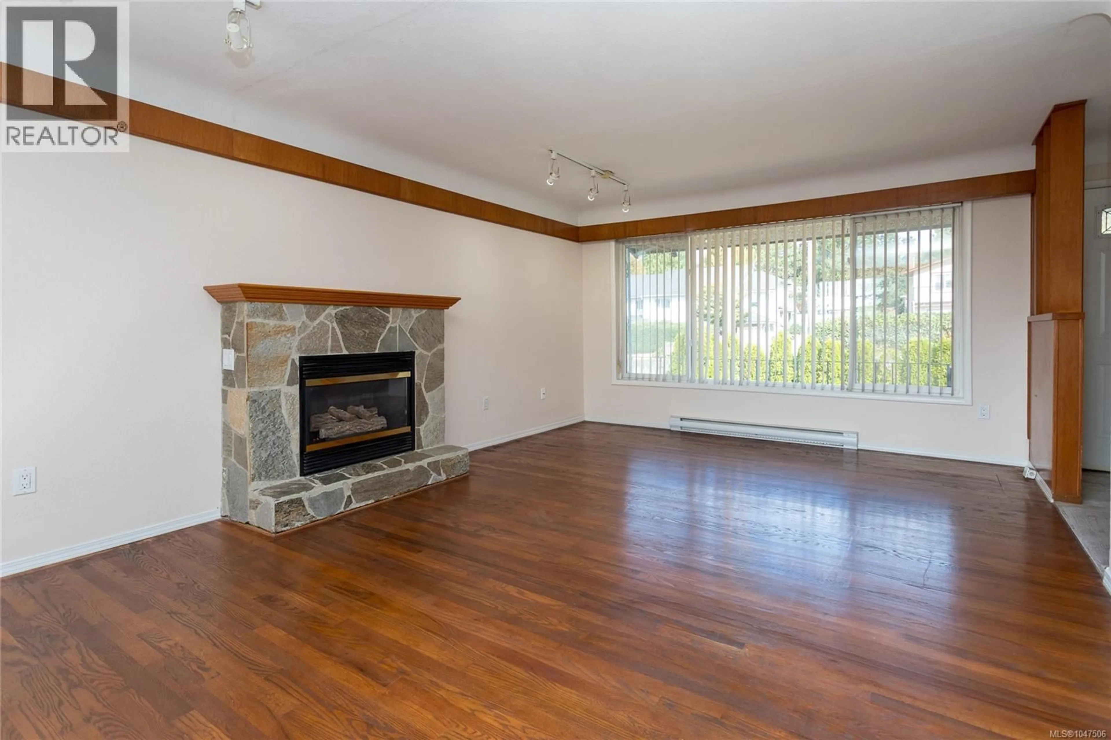Living room with furniture, wood/laminate floor for 941 MCKENZIE AVENUE, Saanich British Columbia V8X3G8