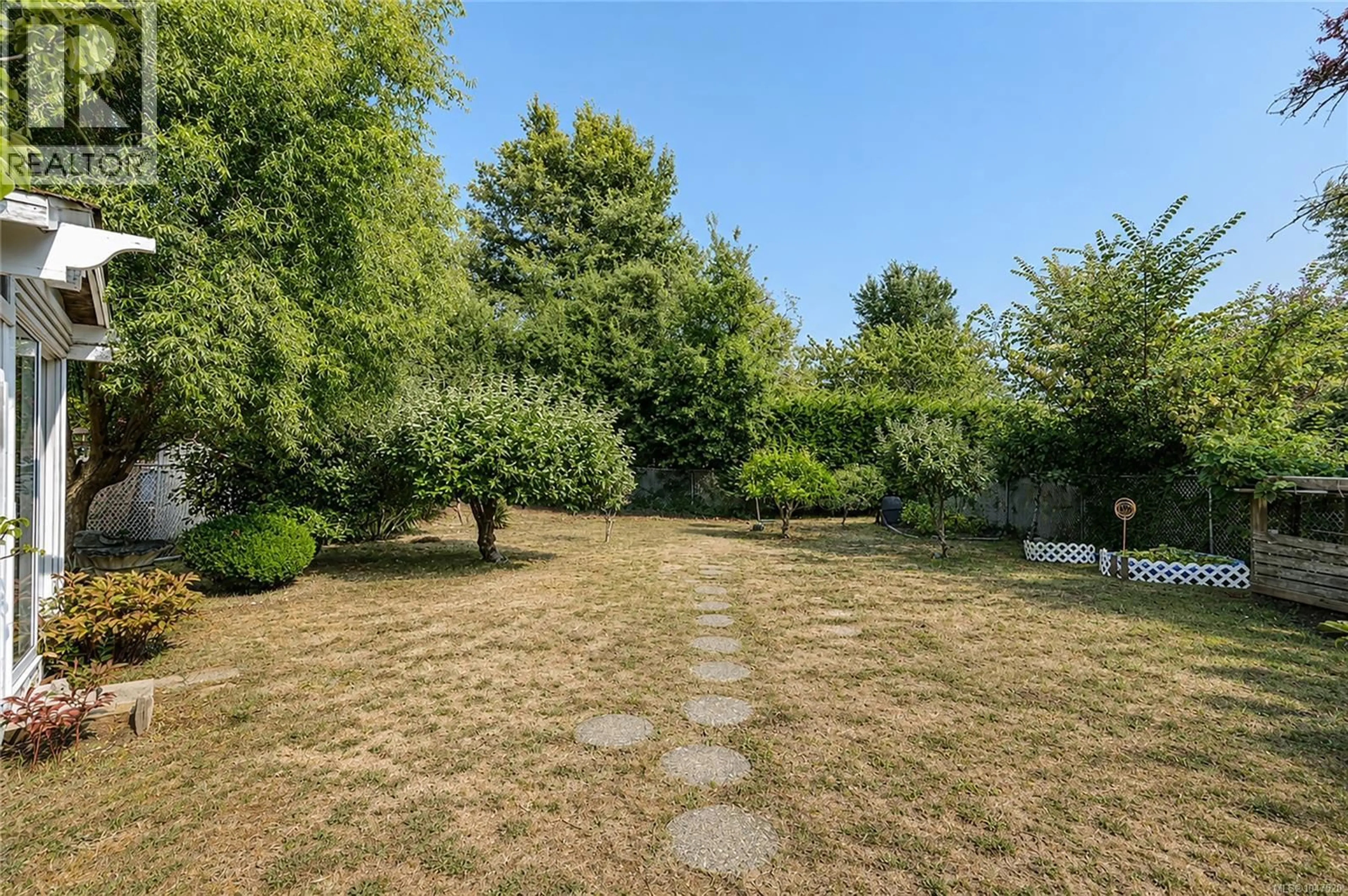 Patio, forest/trees view for 2833 COLQUITZ AVENUE, Saanich British Columbia V9A2L9