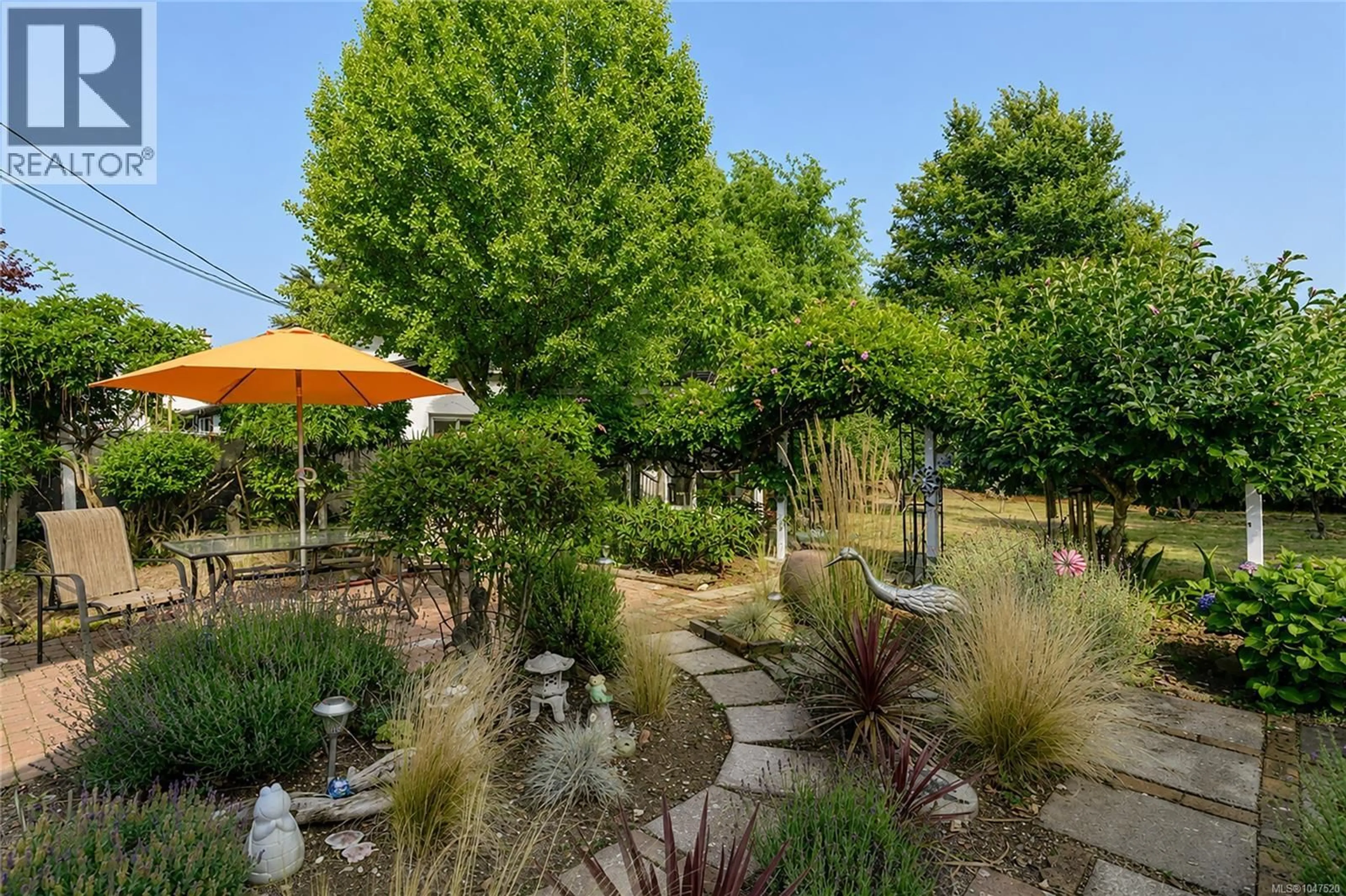 Patio, unknown for 2833 COLQUITZ AVENUE, Saanich British Columbia V9A2L9