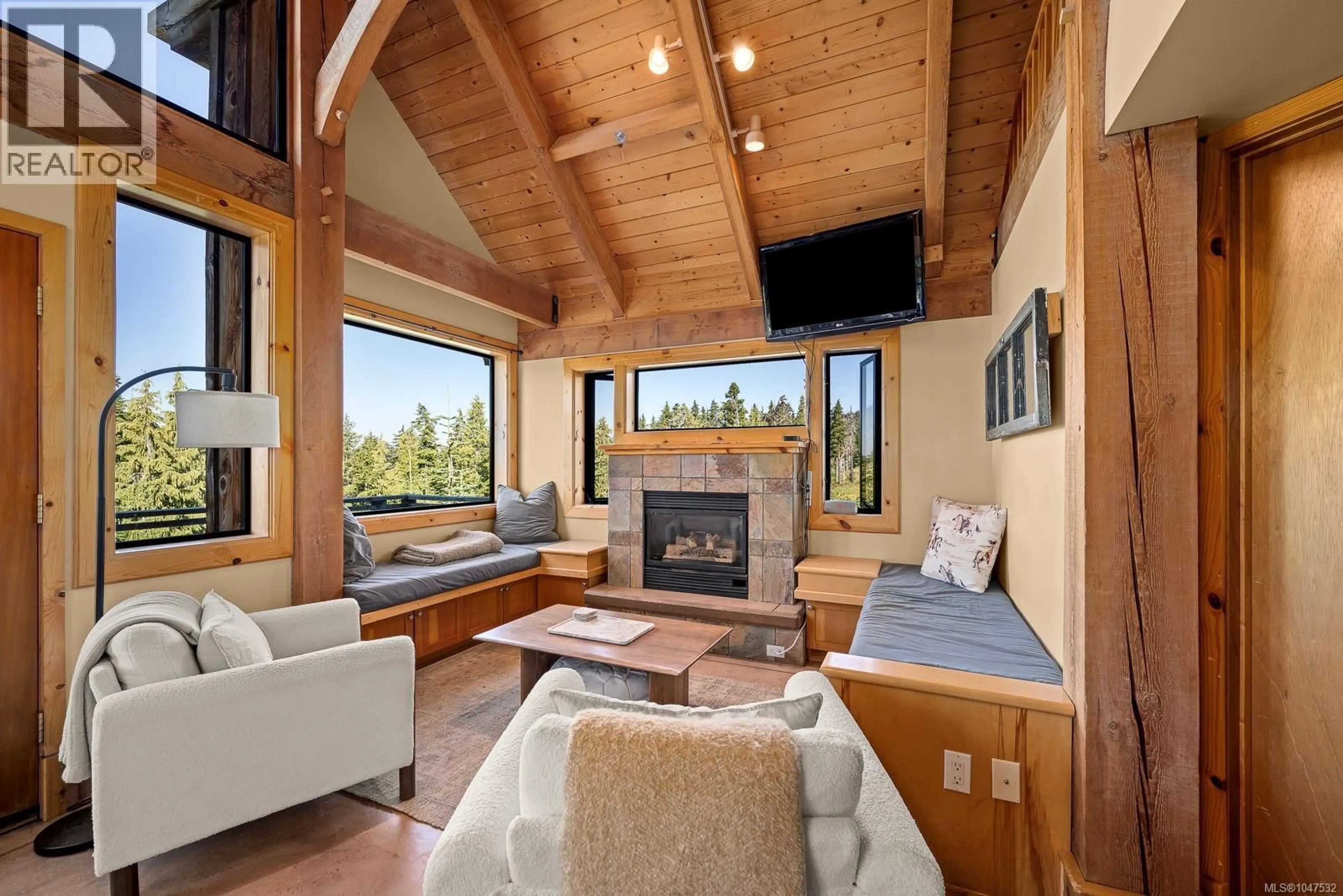 Living room with furniture, wood/laminate floor for A - 1381 HENRY ROAD, Courtenay British Columbia V9N7J3