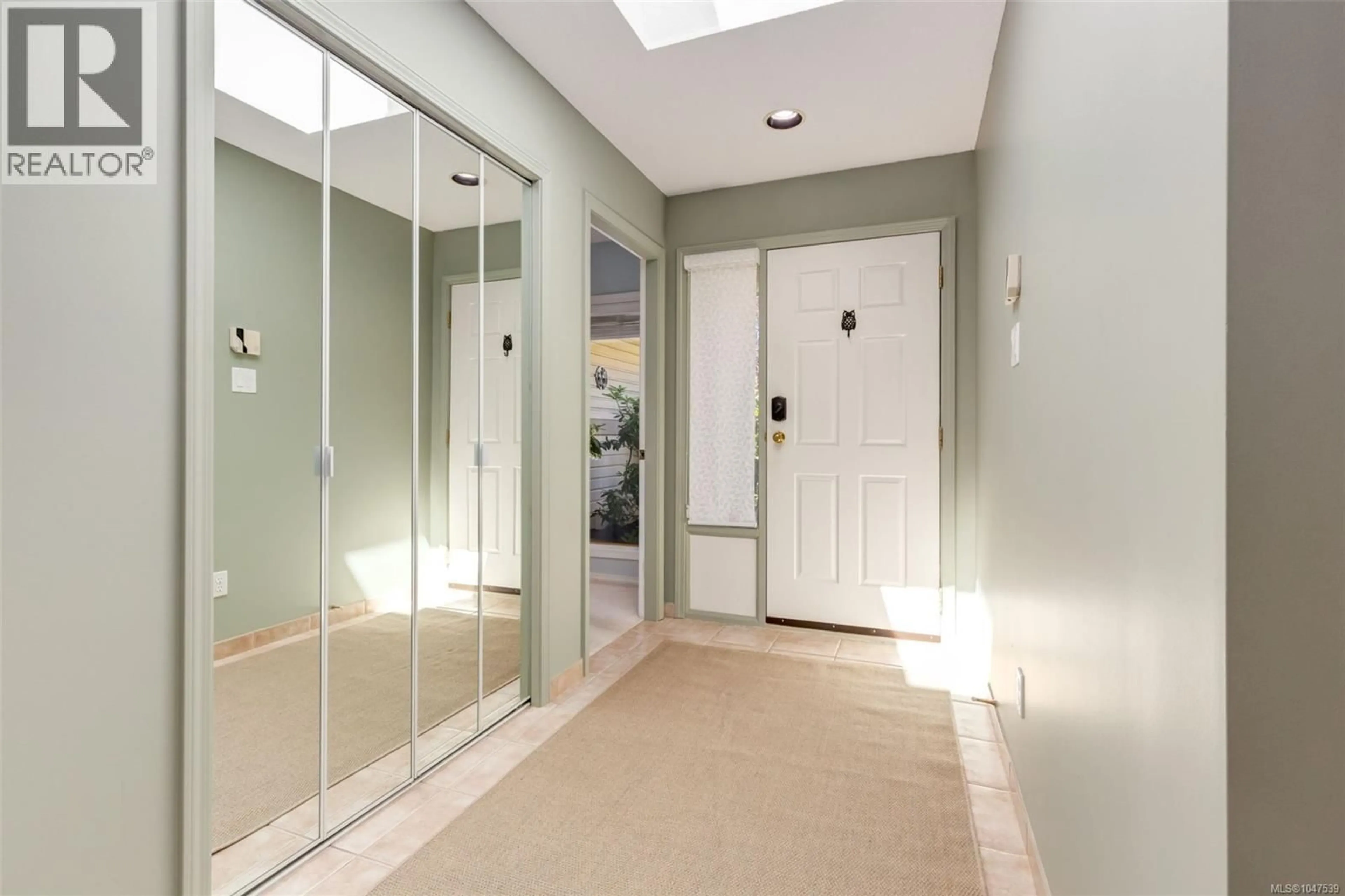 Indoor entryway for 816 LAKES BOULEVARD, French Creek British Columbia V9P2P8