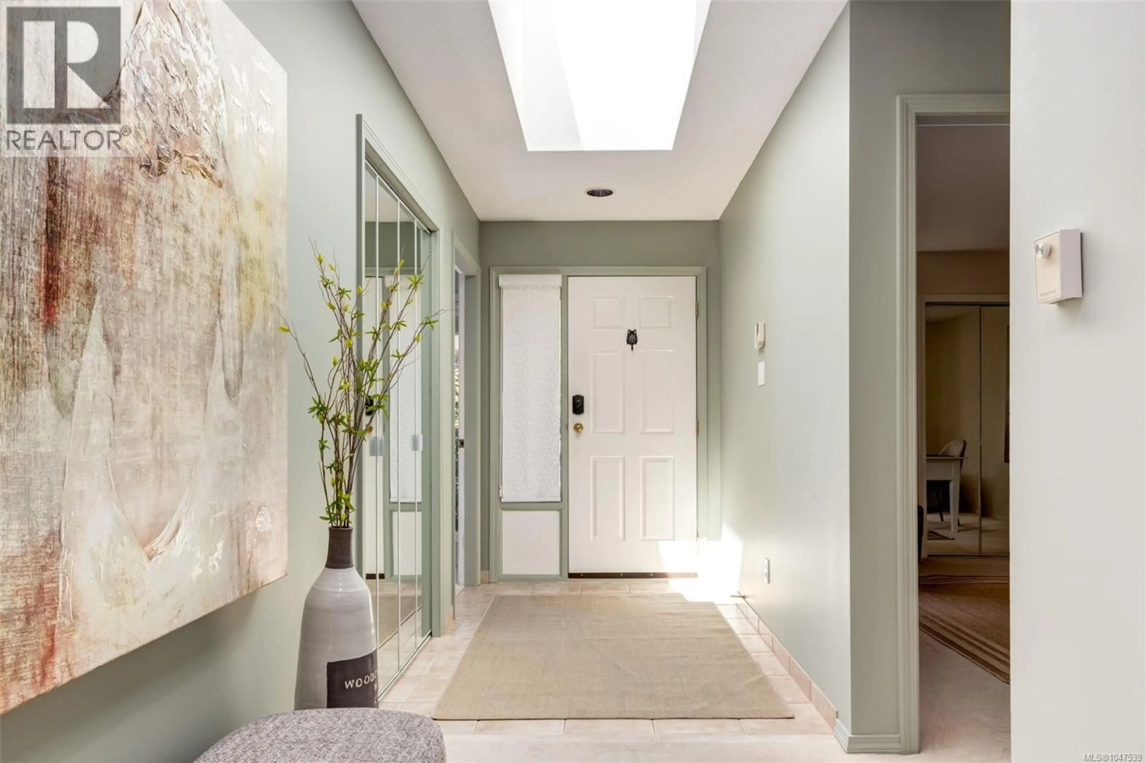 Indoor entryway for 816 LAKES BOULEVARD, French Creek British Columbia V9P2P8